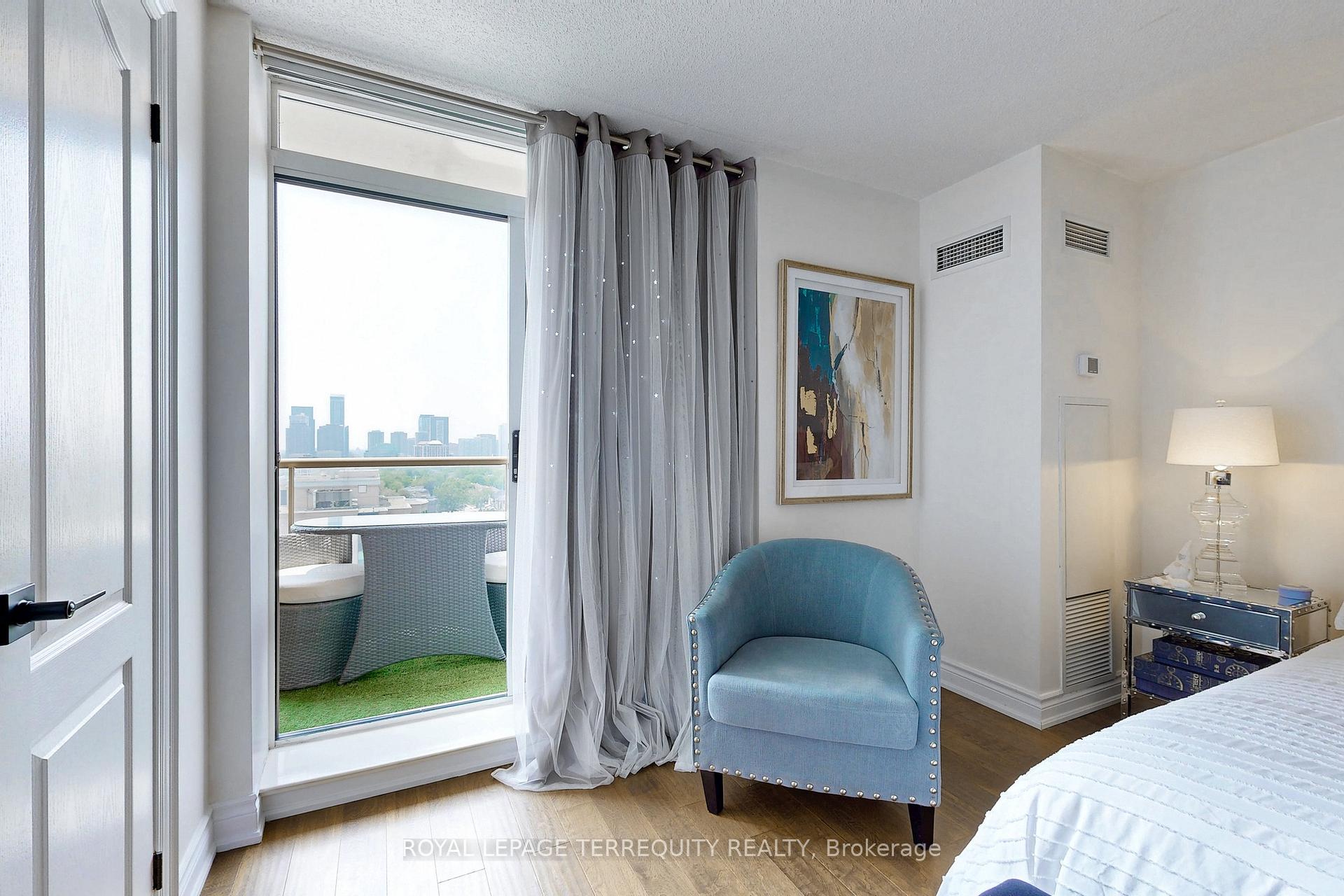 3 Bedrooms Condo at 2 Clairtrell, Toronto For sale