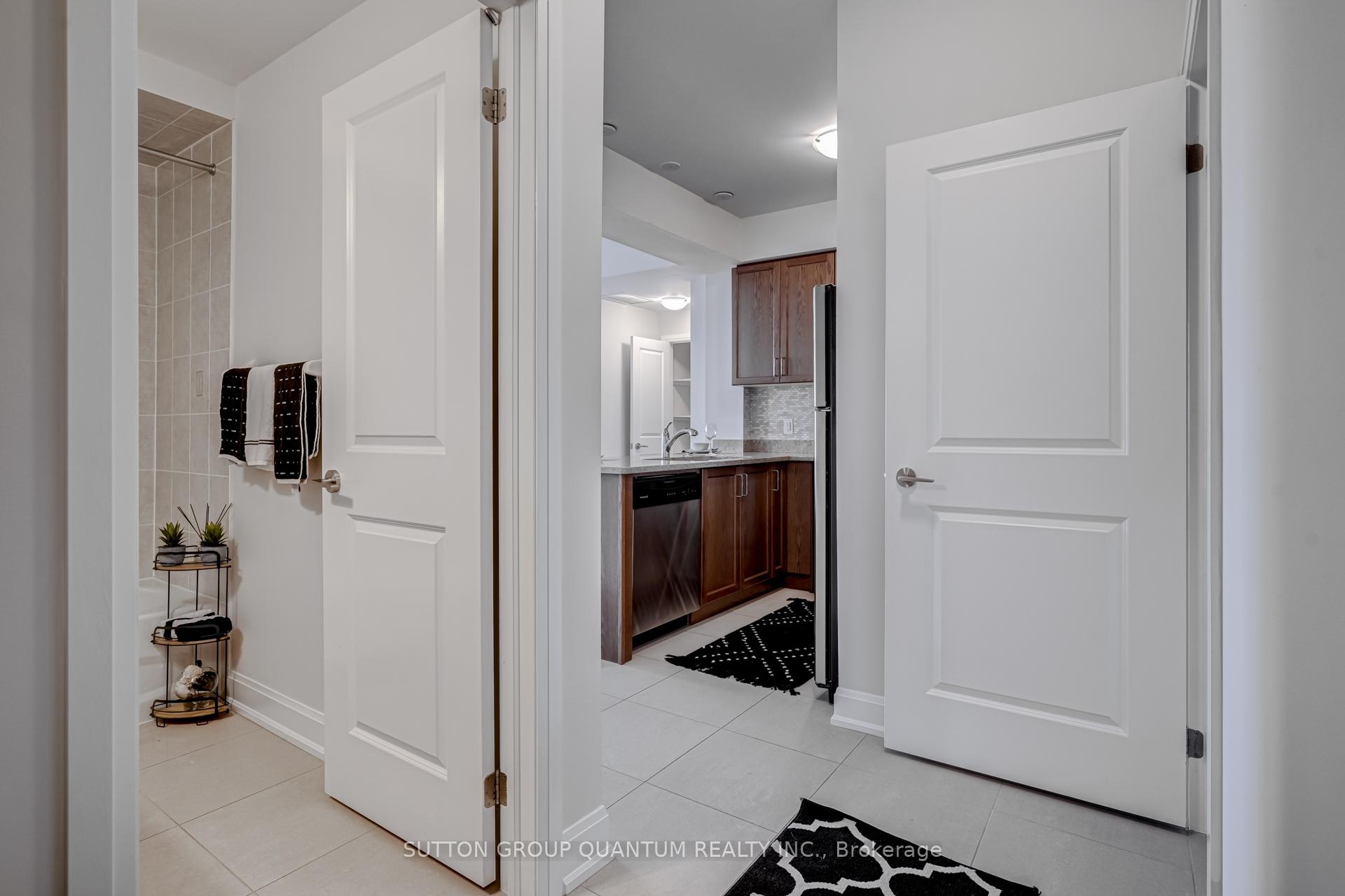 2 Bedrooms Condo at 275 Roxton, Oakville For sale
