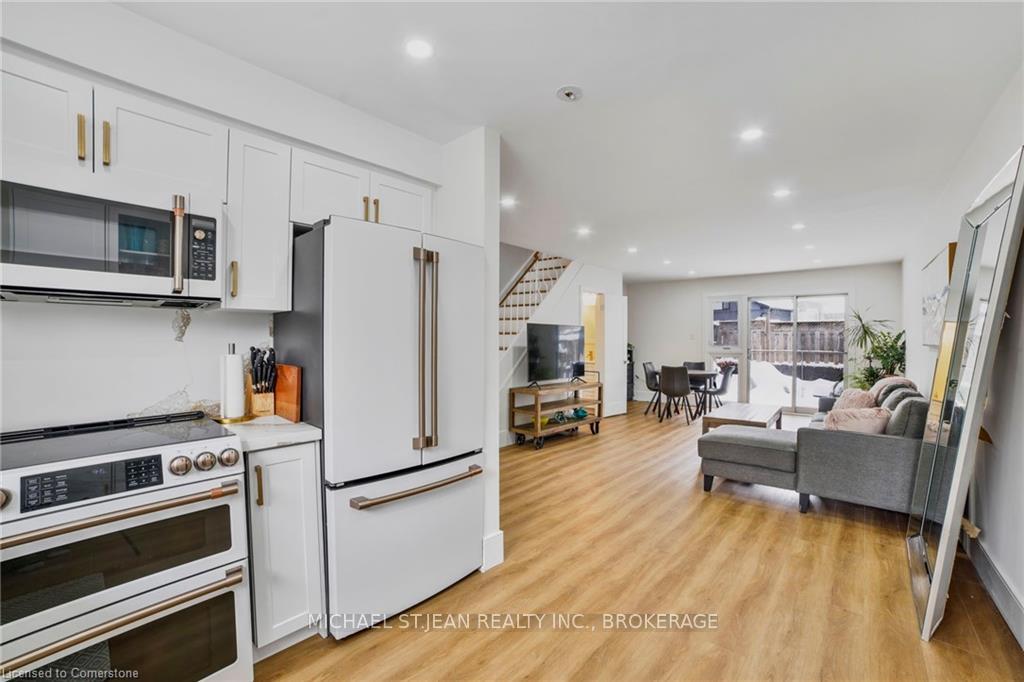 2 Bedrooms Condo at 621 Francis, Burlington For sale