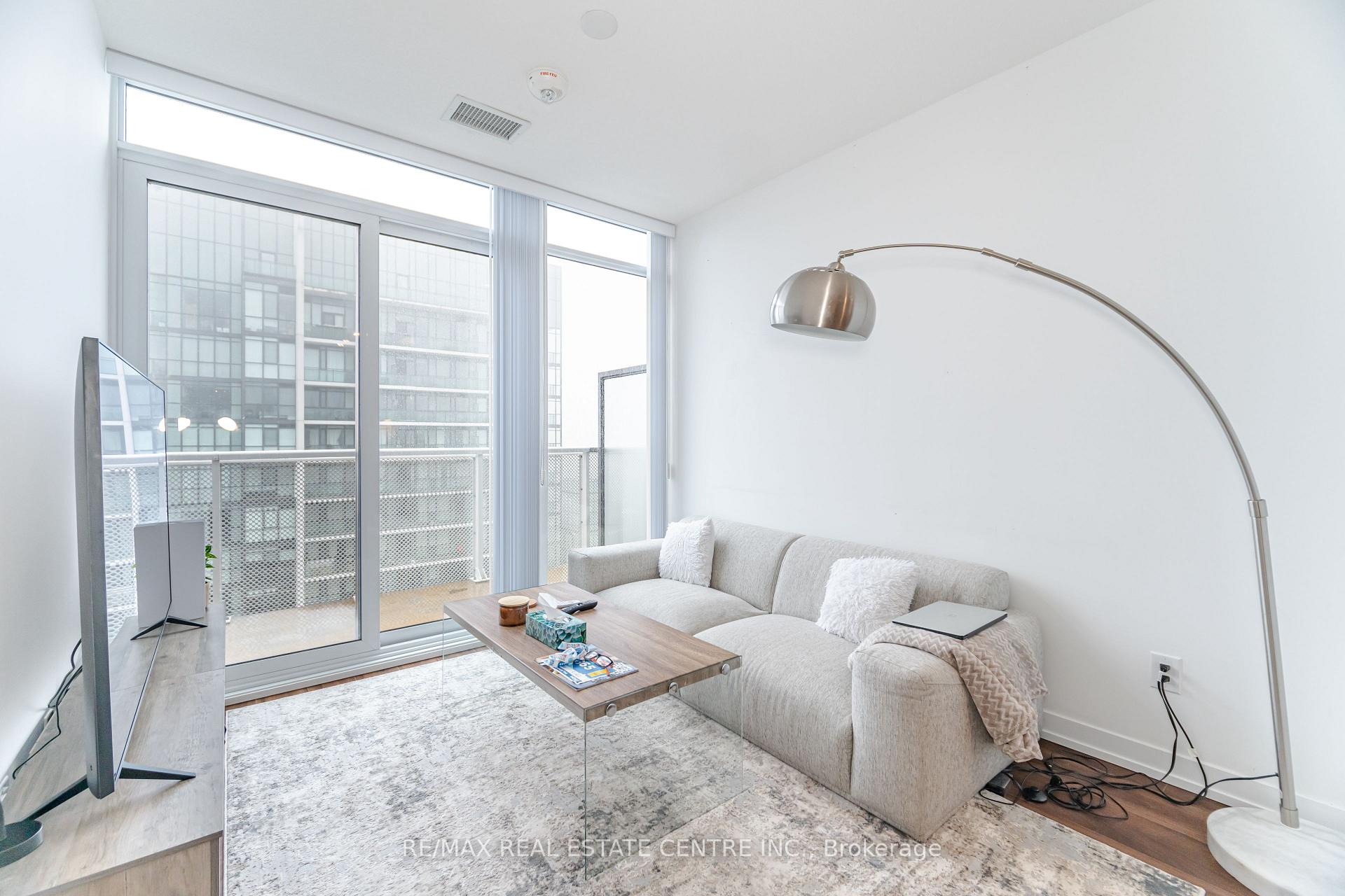 2 Bedrooms Condo at 4065 Confederation, Mississauga For sale
