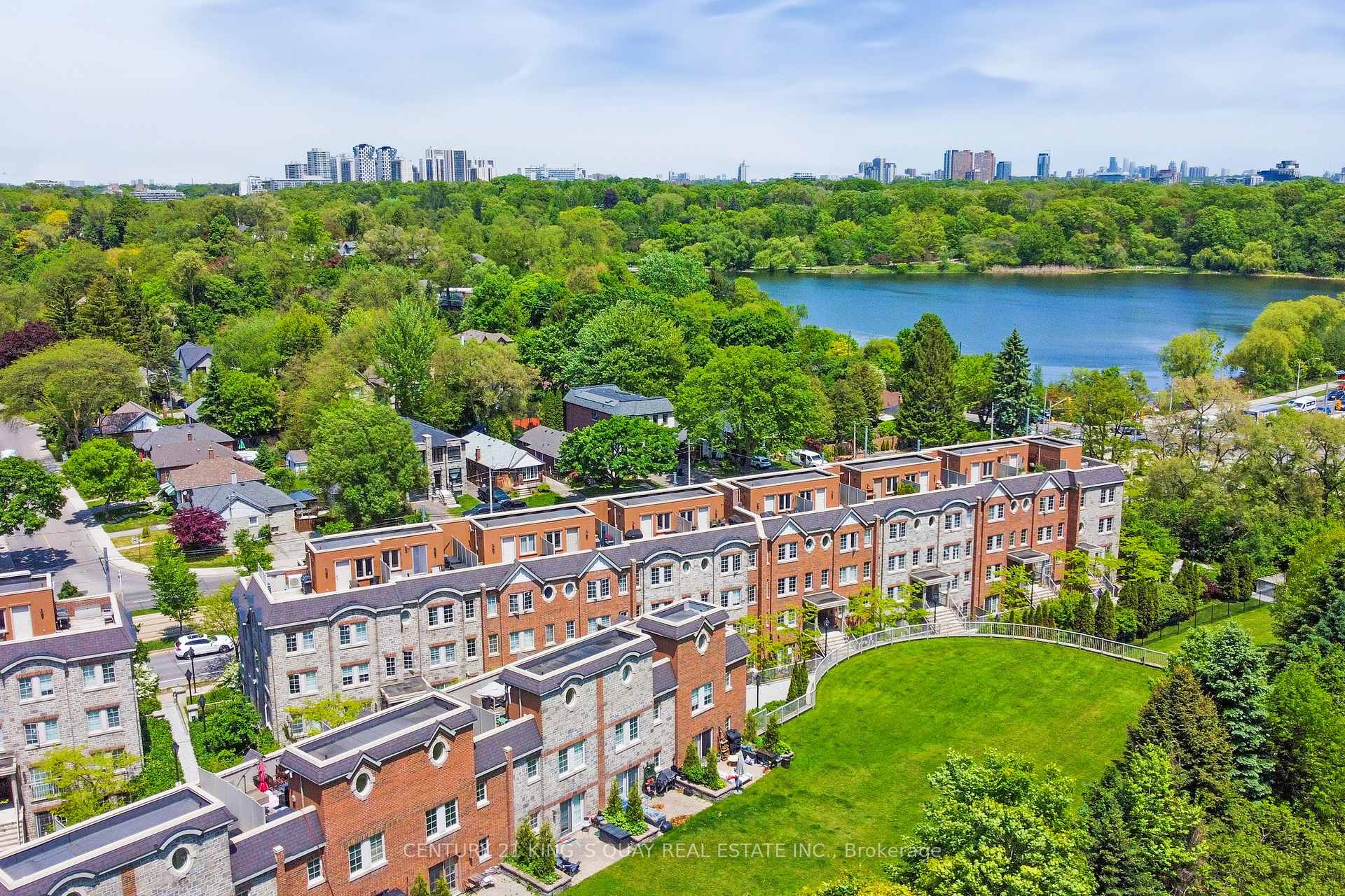 2 Bedrooms Condo at 9 Windermere, Toronto For sale