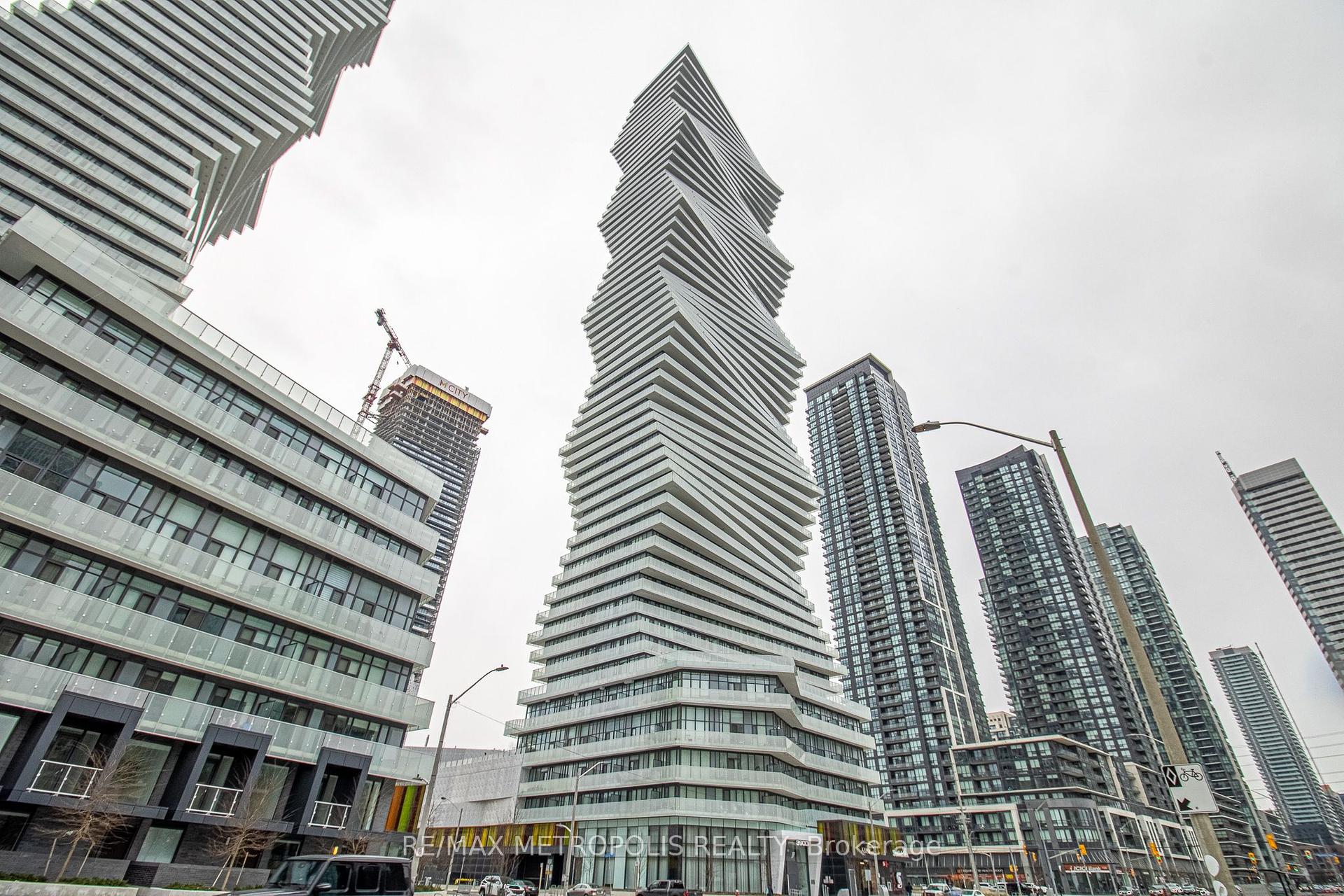 2 Bedrooms Condo at 3900 Confederation, Mississauga For sale