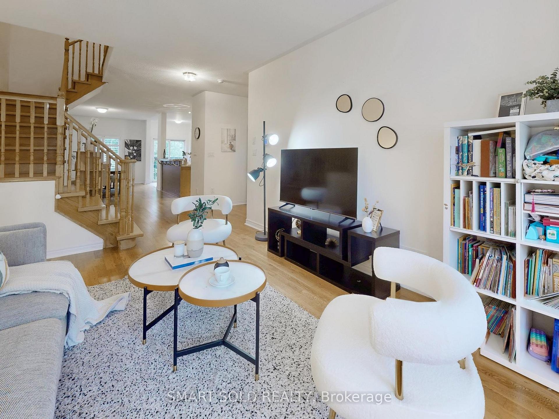 4 Bedrooms Condo at 230 Paisley, Mississauga For sale