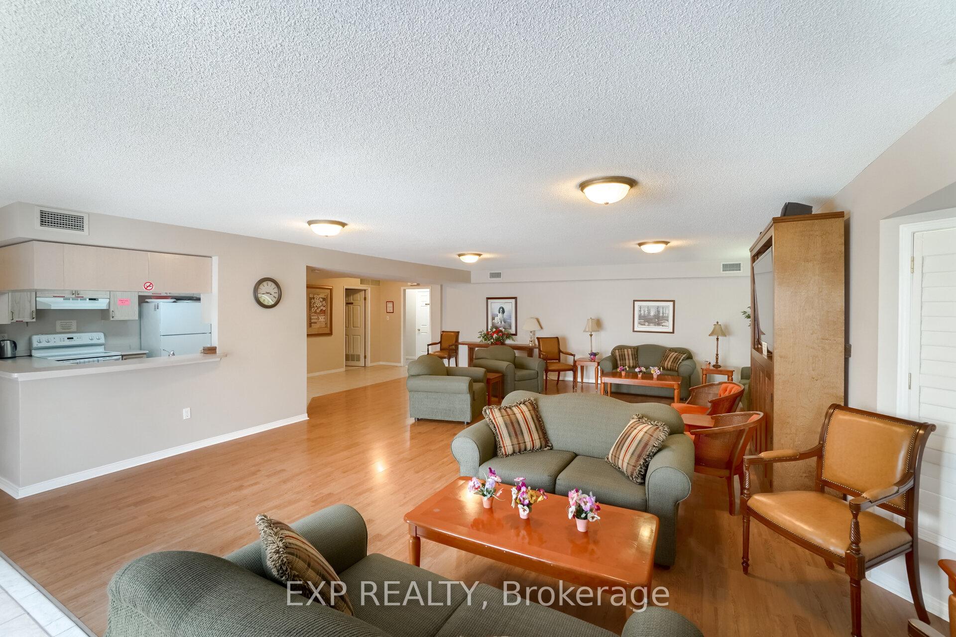 2 Bedrooms Condo at 216 Plains, Burlington For sale