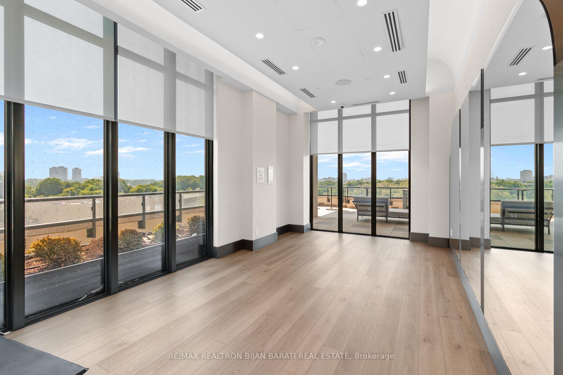 3 Bedrooms Condo at 10 Inn On The Park, Toronto For sale
