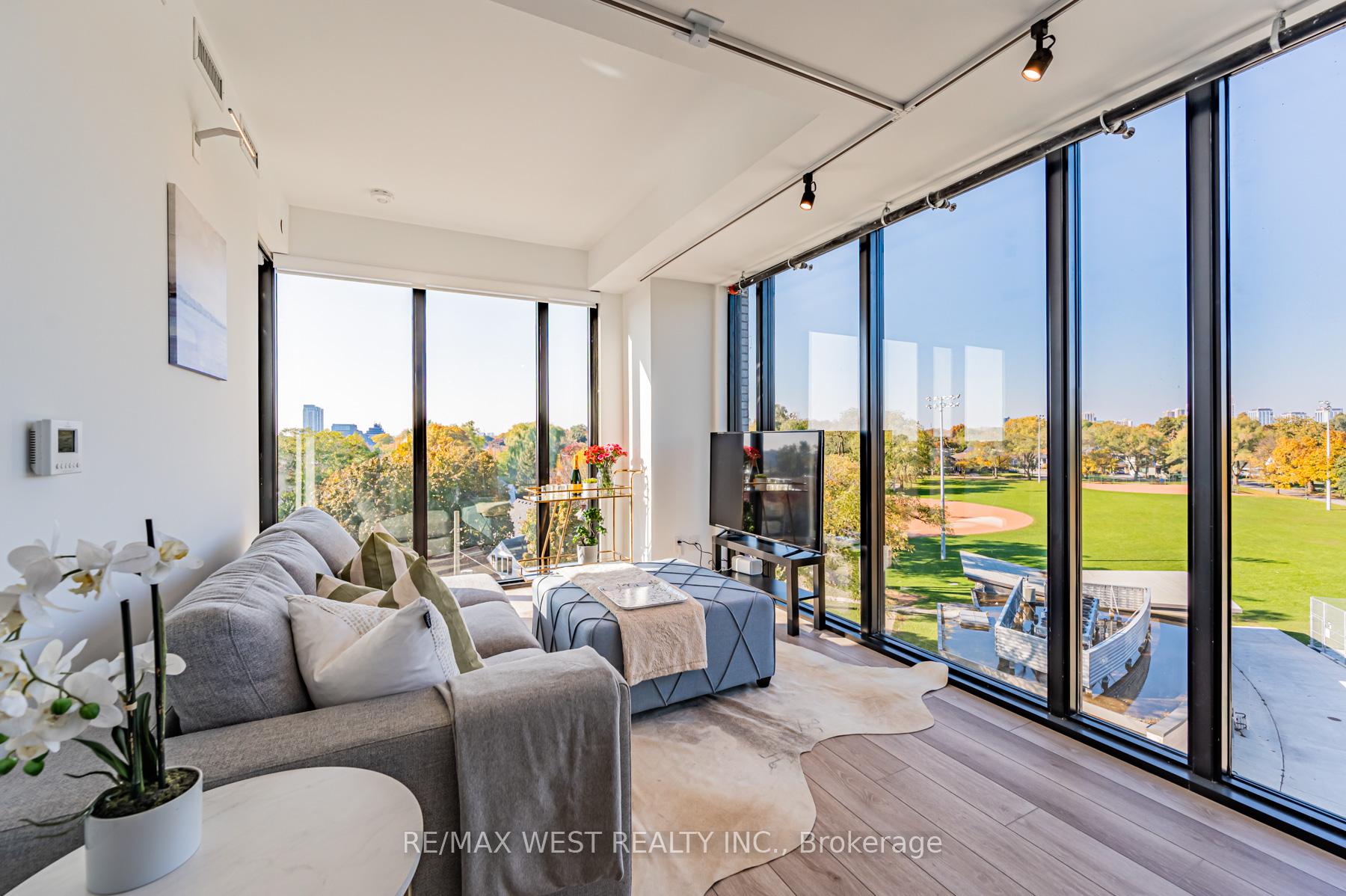 2 Bedrooms Condo at 7 Smith, Toronto For sale