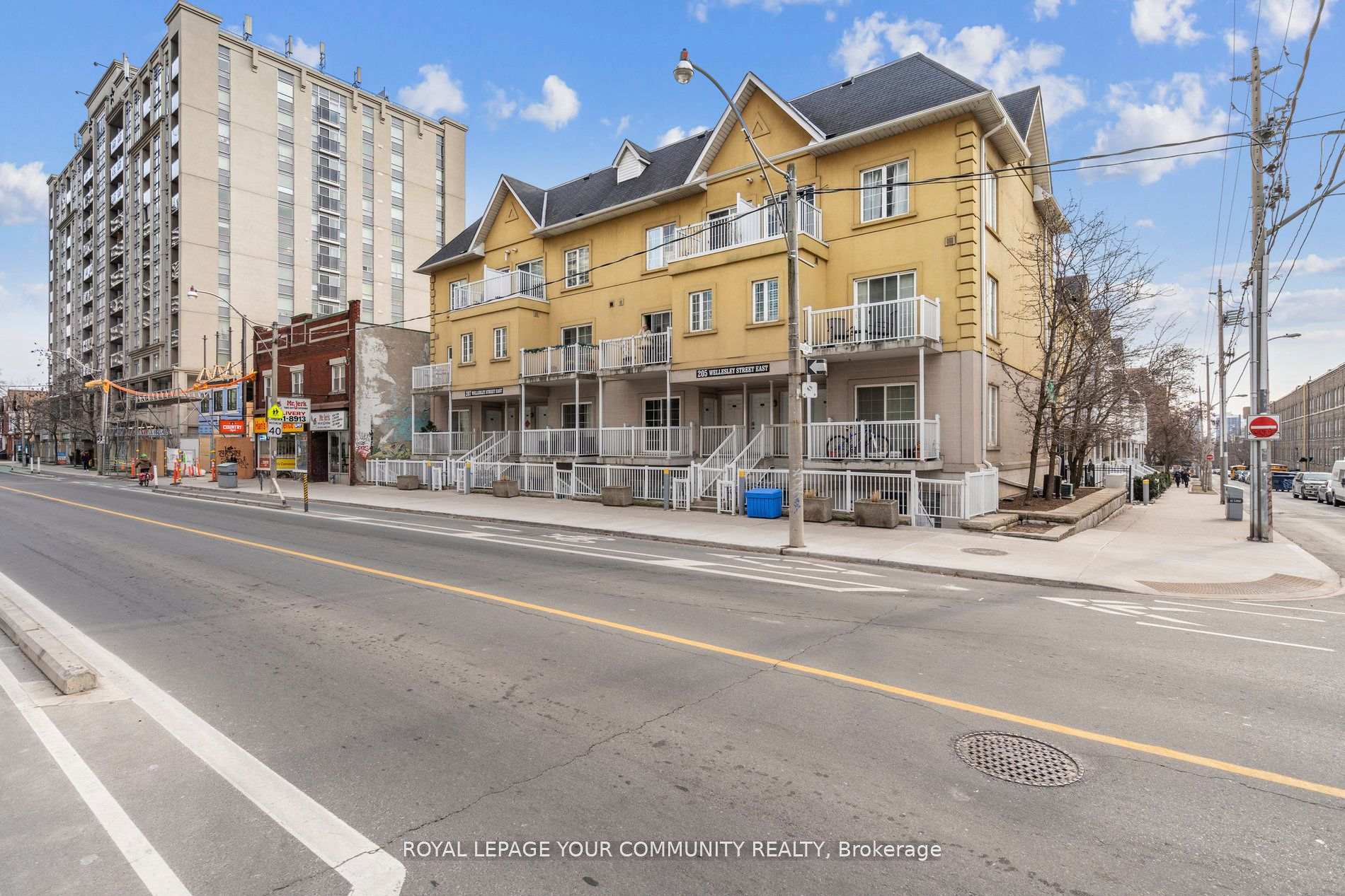 3 Bedrooms Condo at 207 Wellesley,  Toronto For sale
