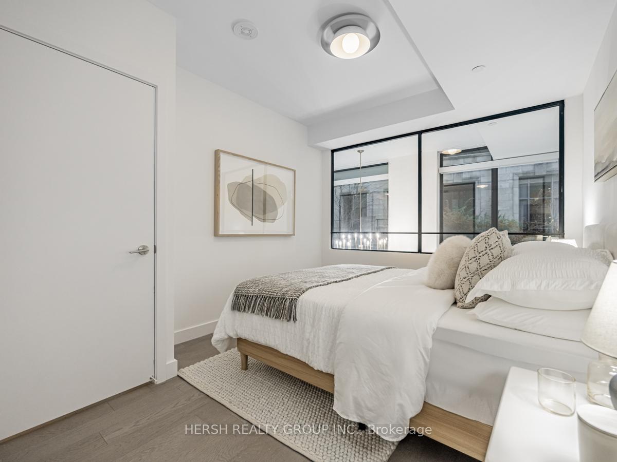 2 Bedrooms Condo at 160 Kingsway,  Toronto For sale