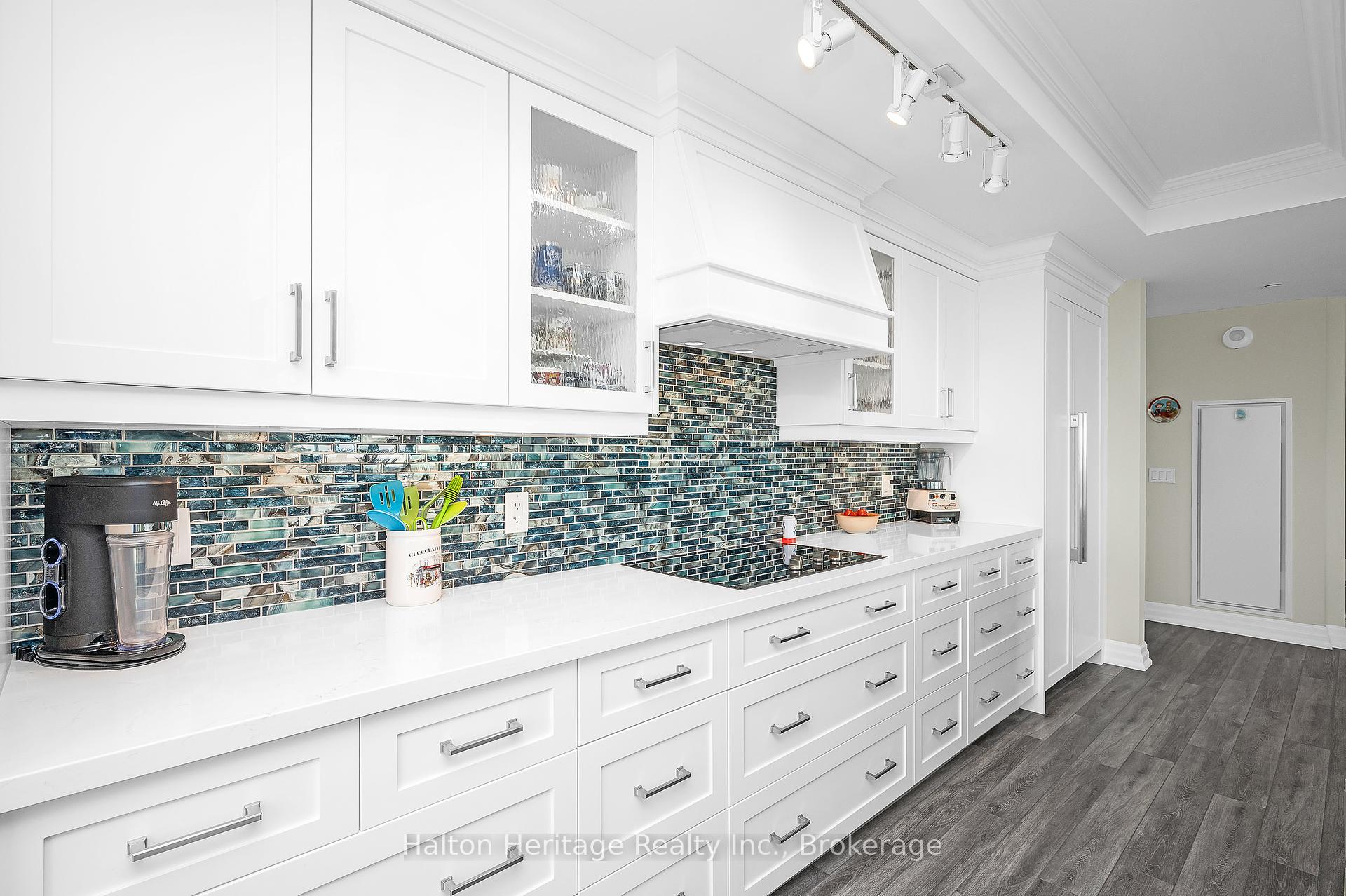 2 Bedrooms Condo at 2060 Lakeshore, Burlington For sale