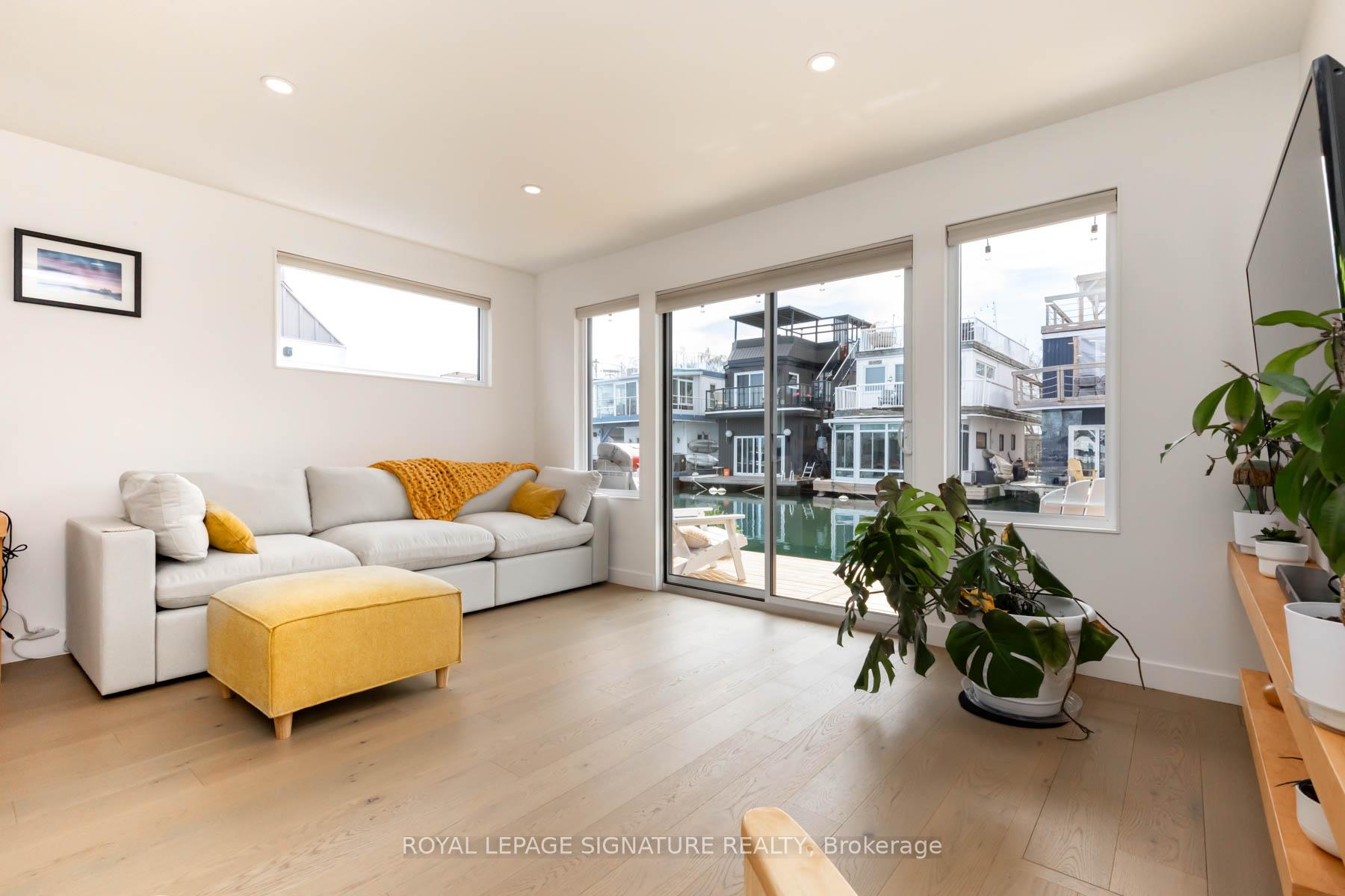 1 Bedroom Condo at 7 Brimley,  Toronto For sale