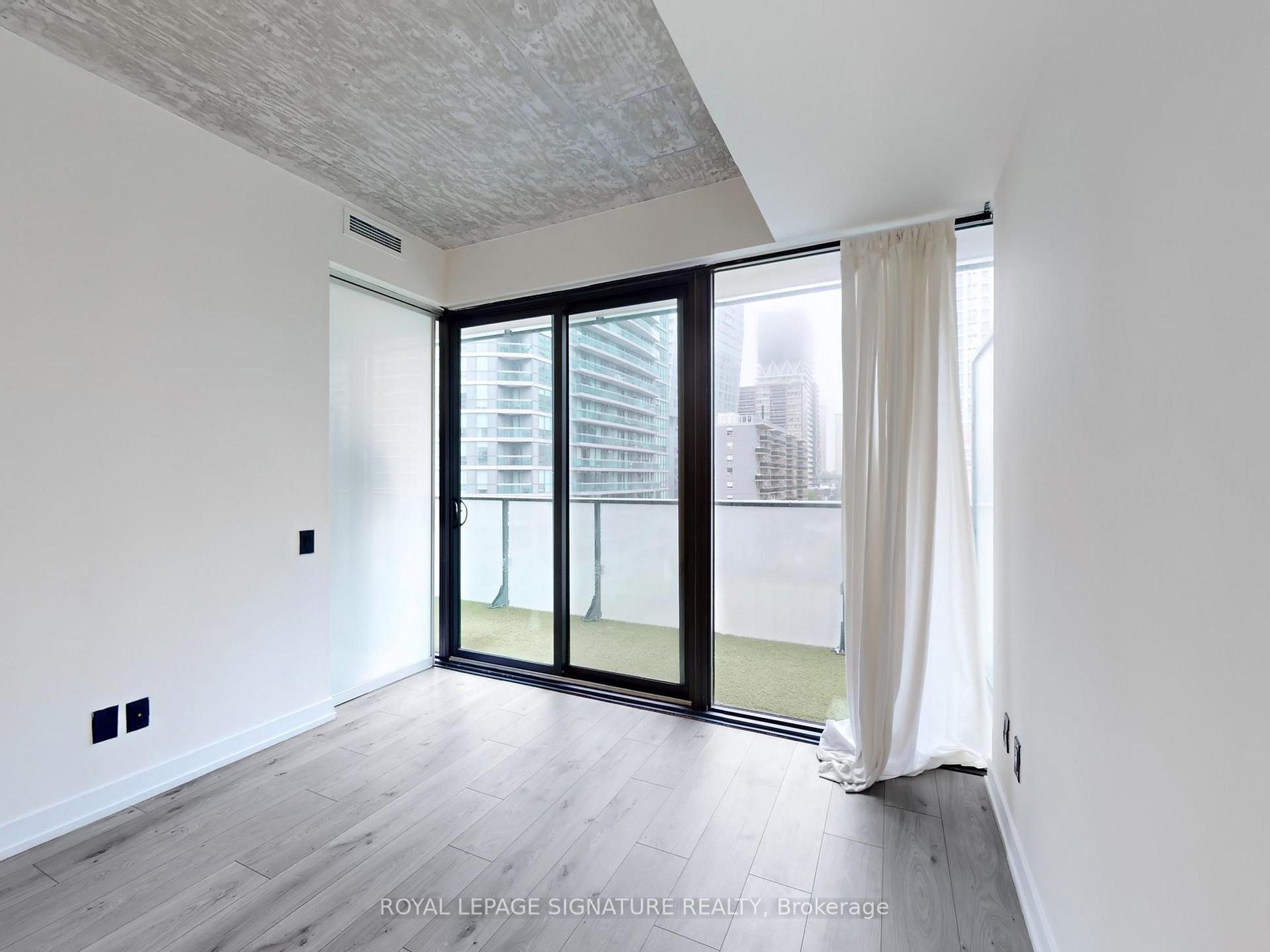 2 Bedrooms Condo at 161 Roehampton, Toronto For sale