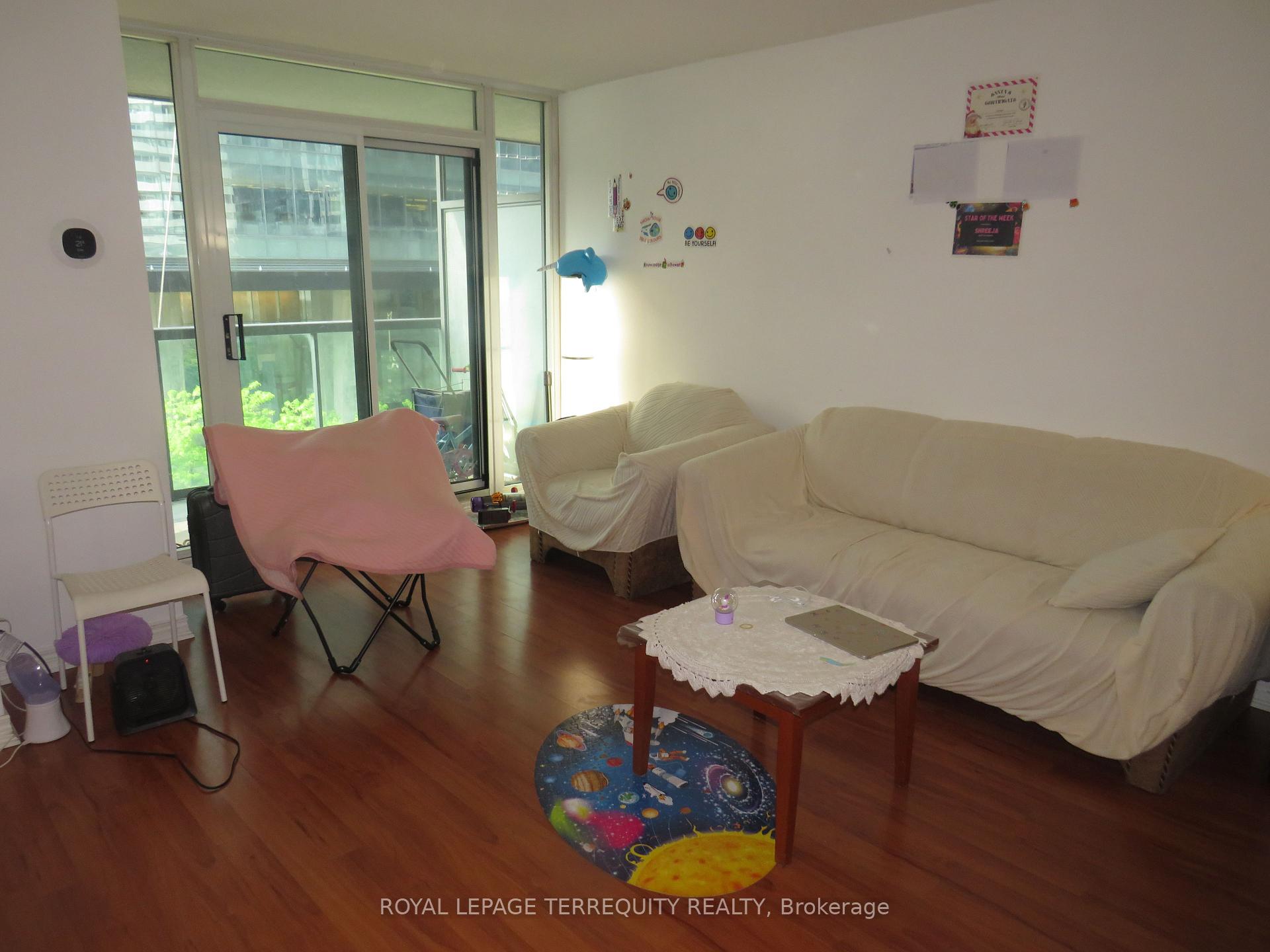 2 Bedrooms Condo at 30 Grand Trunk, Toronto For sale