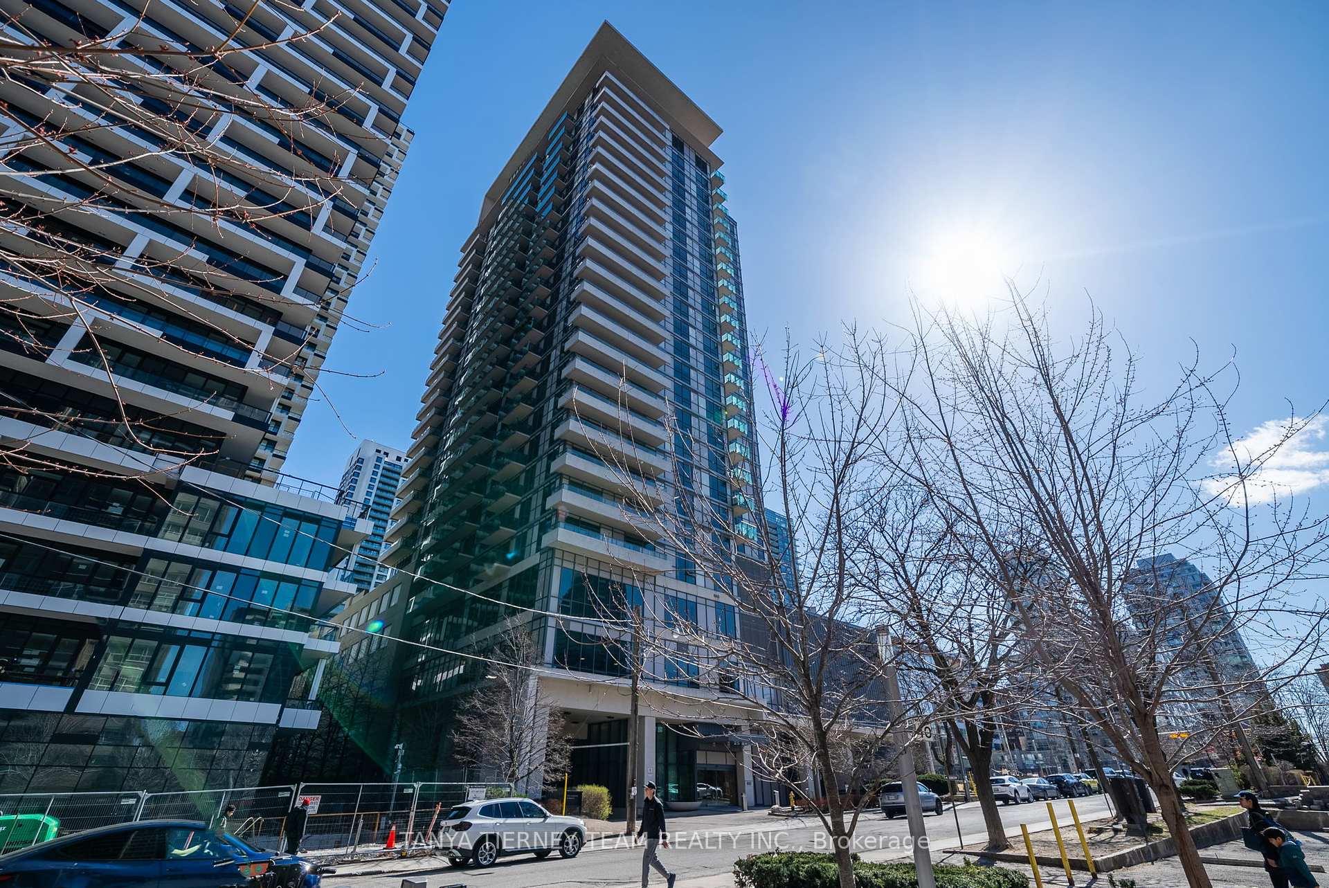 2 Bedrooms Condo at 25 Broadway, Toronto For sale