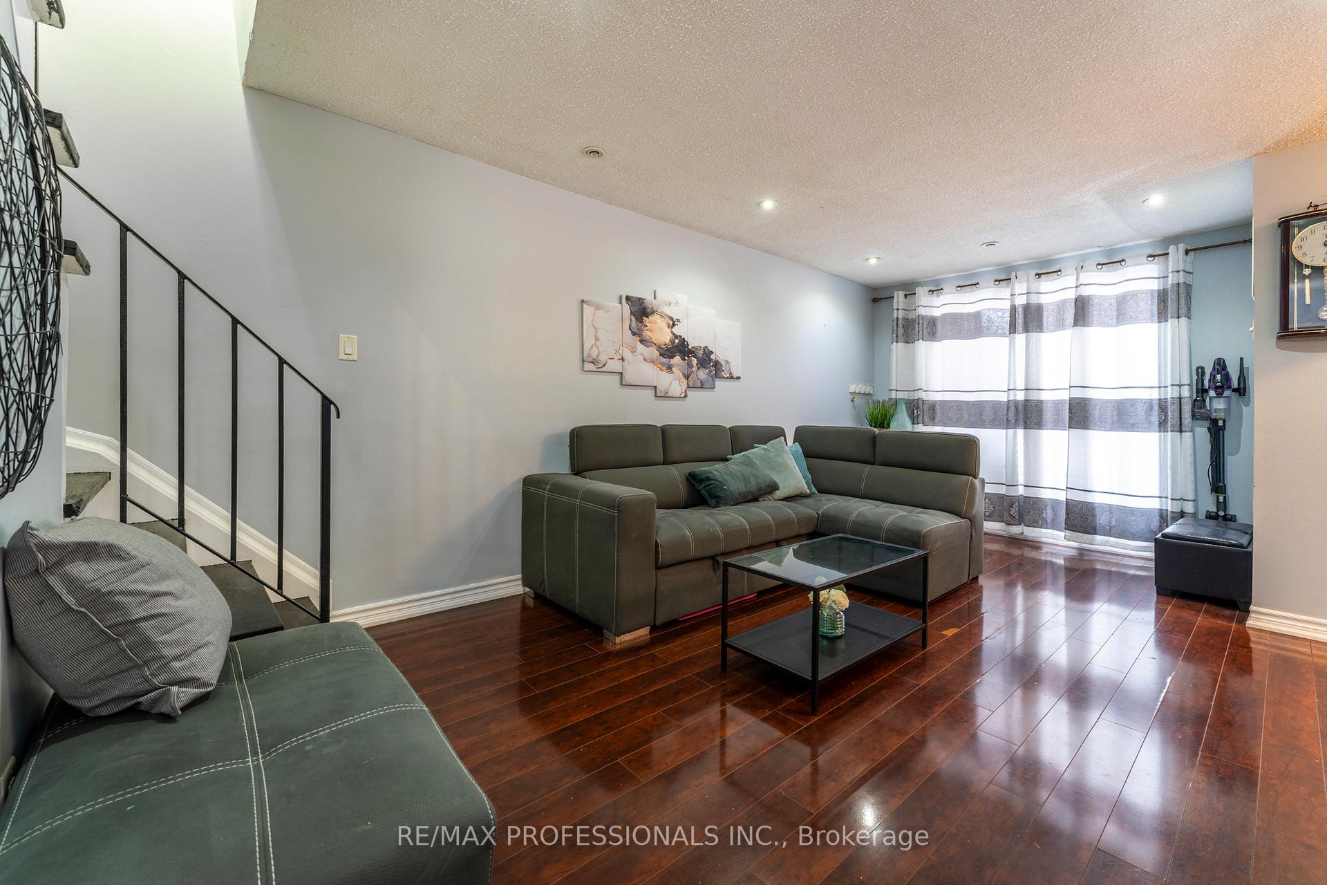 3 Bedrooms Condo at 2095 Roche,  Mississauga For sale