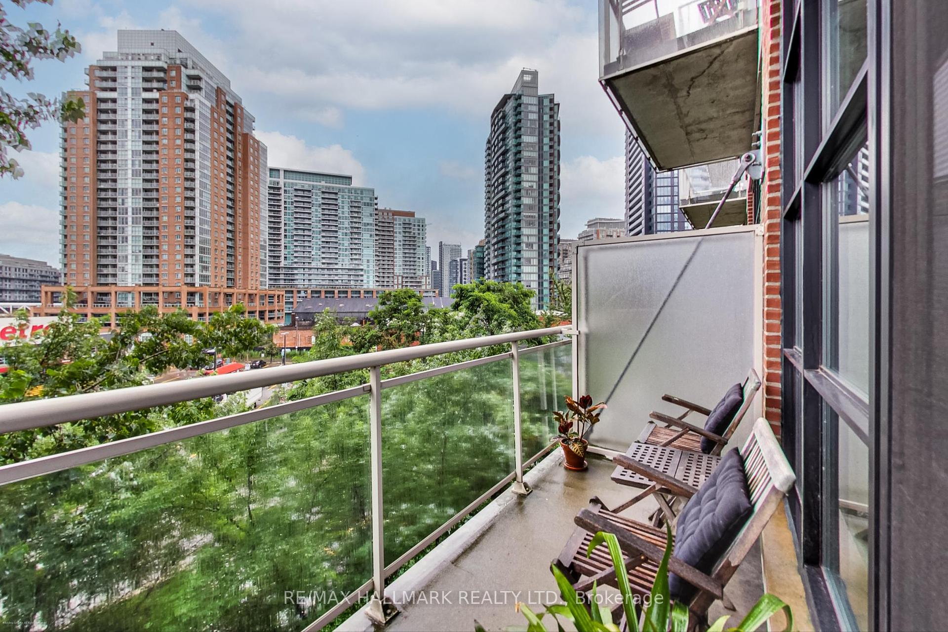 2 Bedrooms Condo at 43 Hanna, Toronto For sale