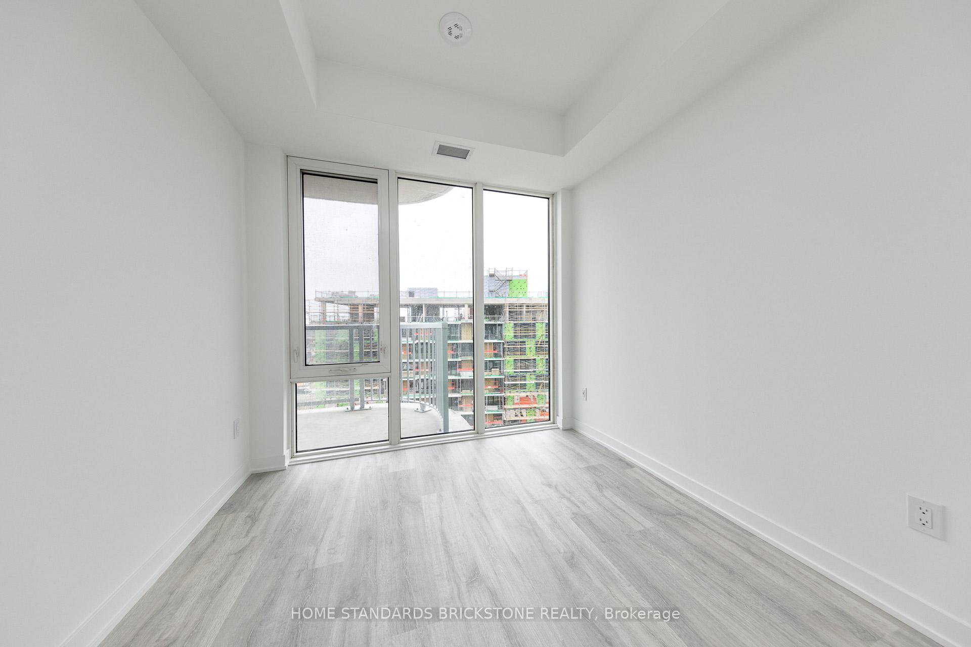 3 Bedrooms Condo at 220 Missinnihe, Mississauga For sale