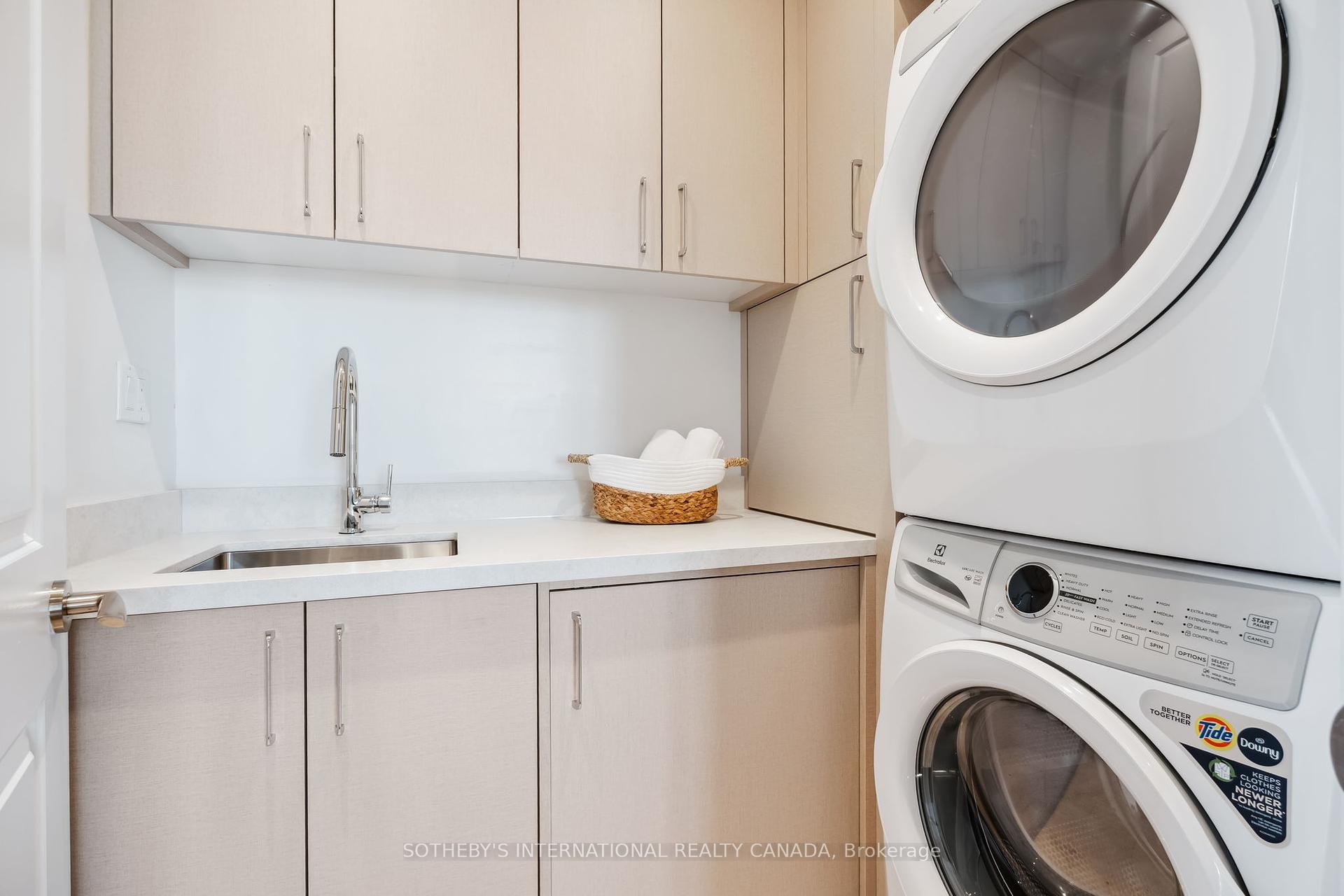 3 Bedrooms Condo at 1 Bedford, Toronto For sale