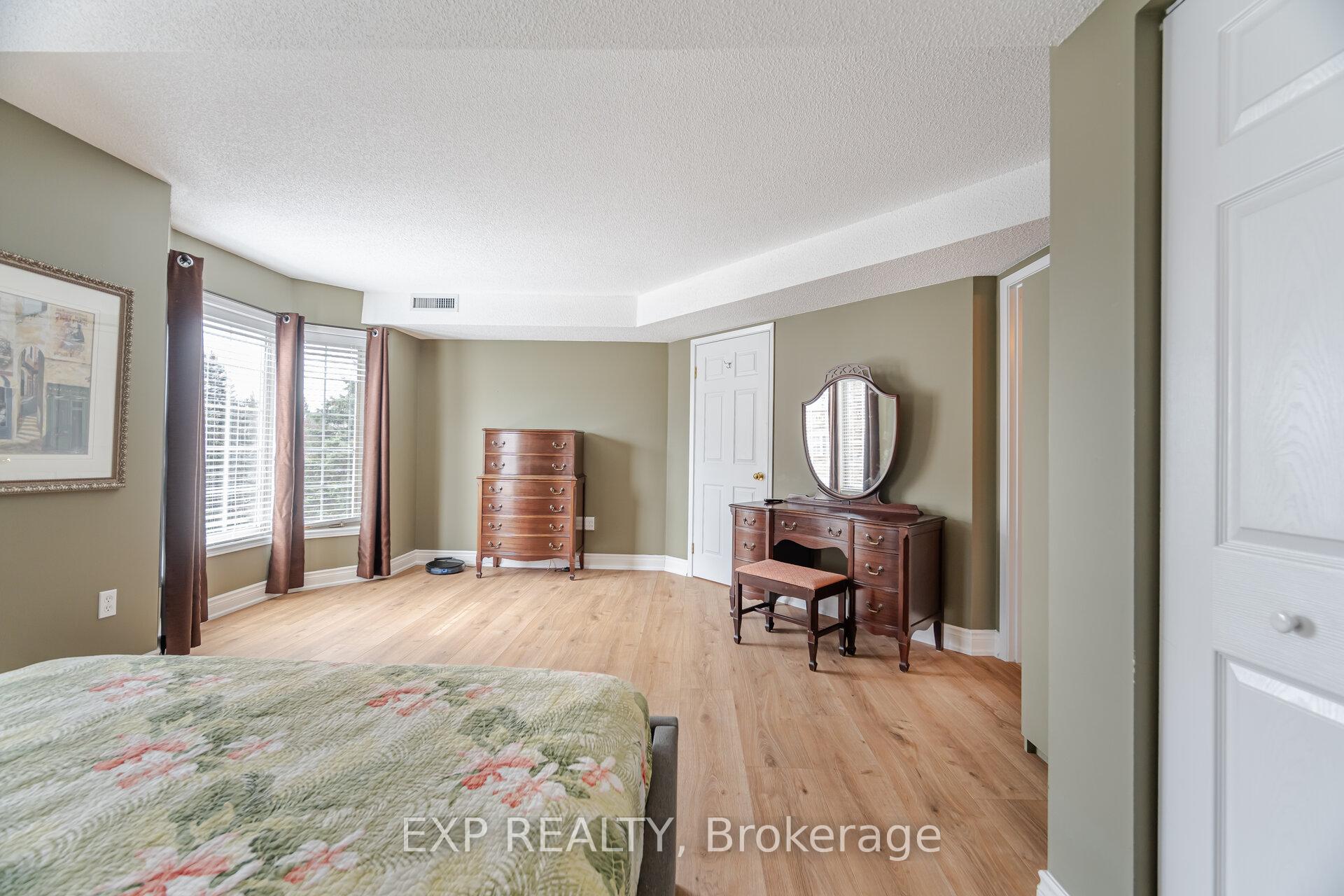 2 Bedrooms Condo at 216 Plains, Burlington For sale