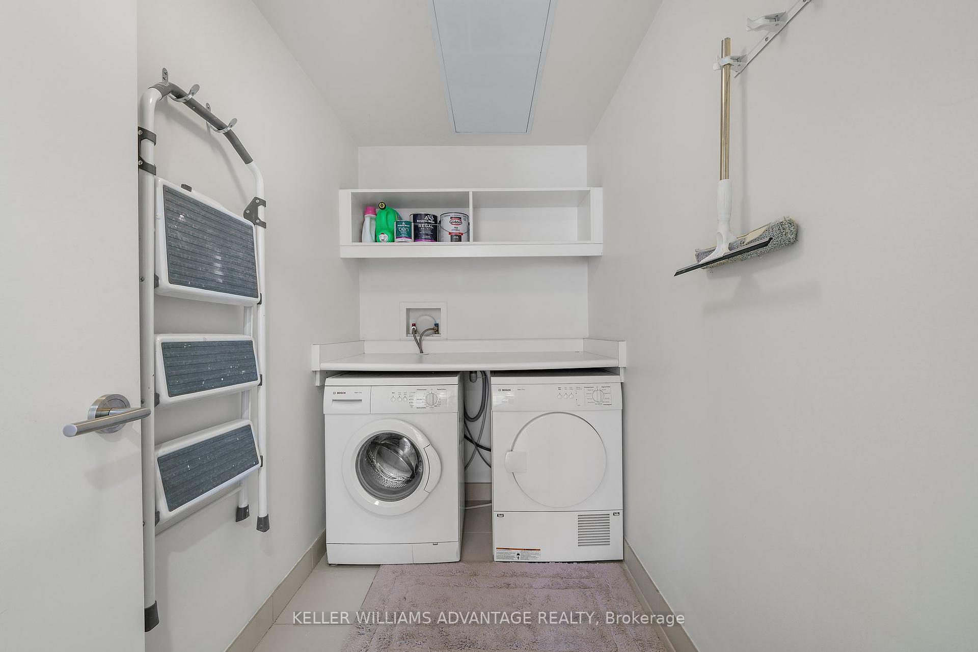 2 Bedrooms Condo at 180 University, Toronto For sale