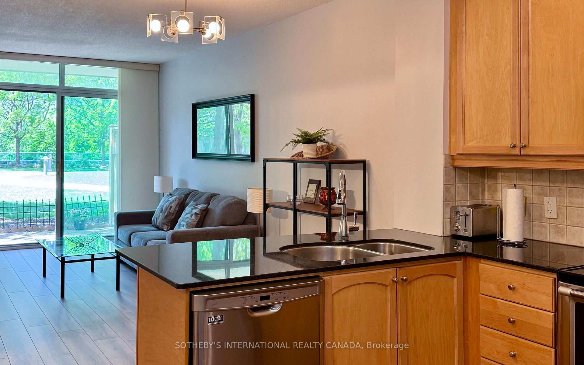 2 Bedrooms Condo at 70 Absolute, Mississauga For sale