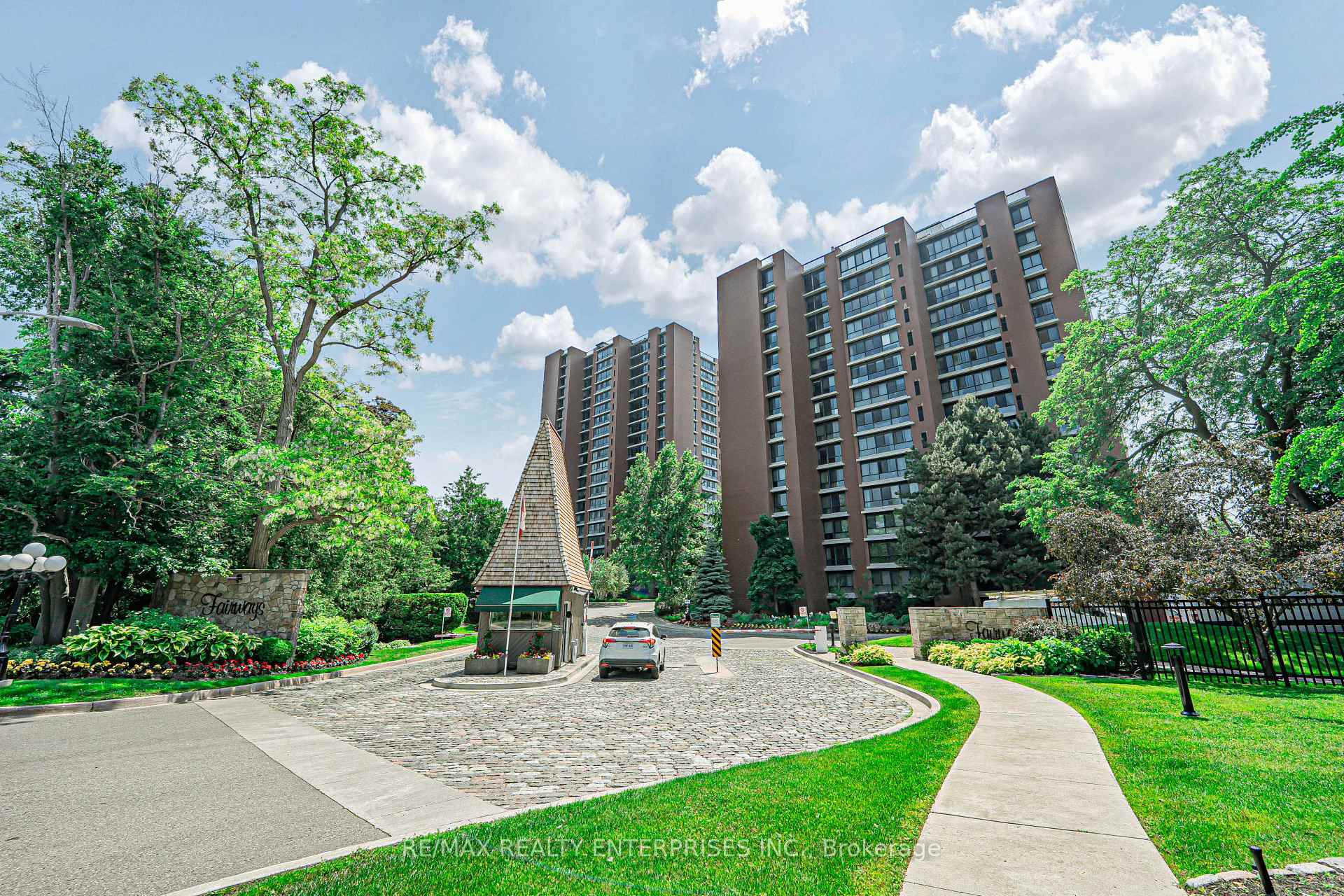 3 Bedrooms Condo at 1400 Dixie, Mississauga For sale