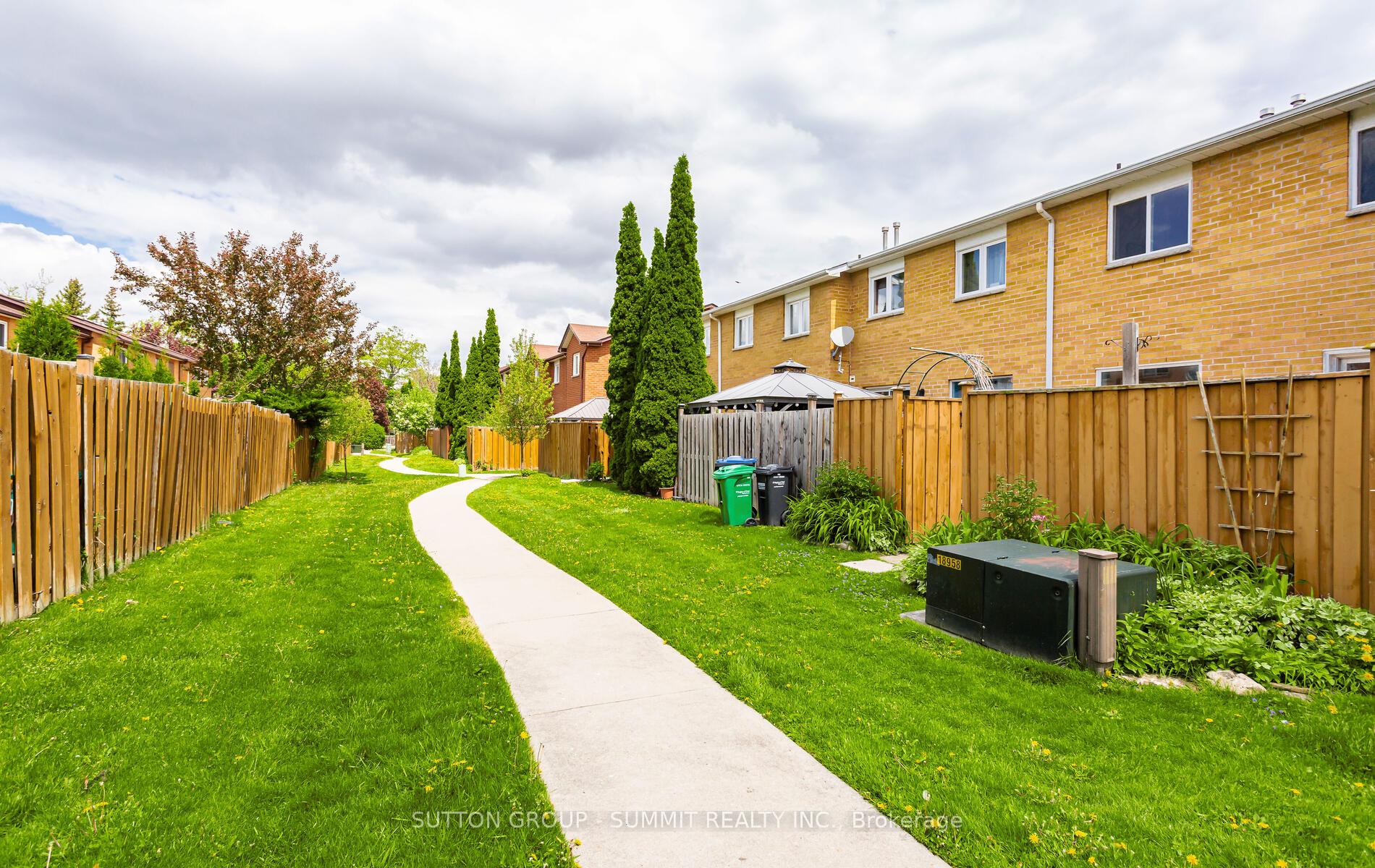 3 Bedrooms Condo at 550 Steddick, Mississauga For sale