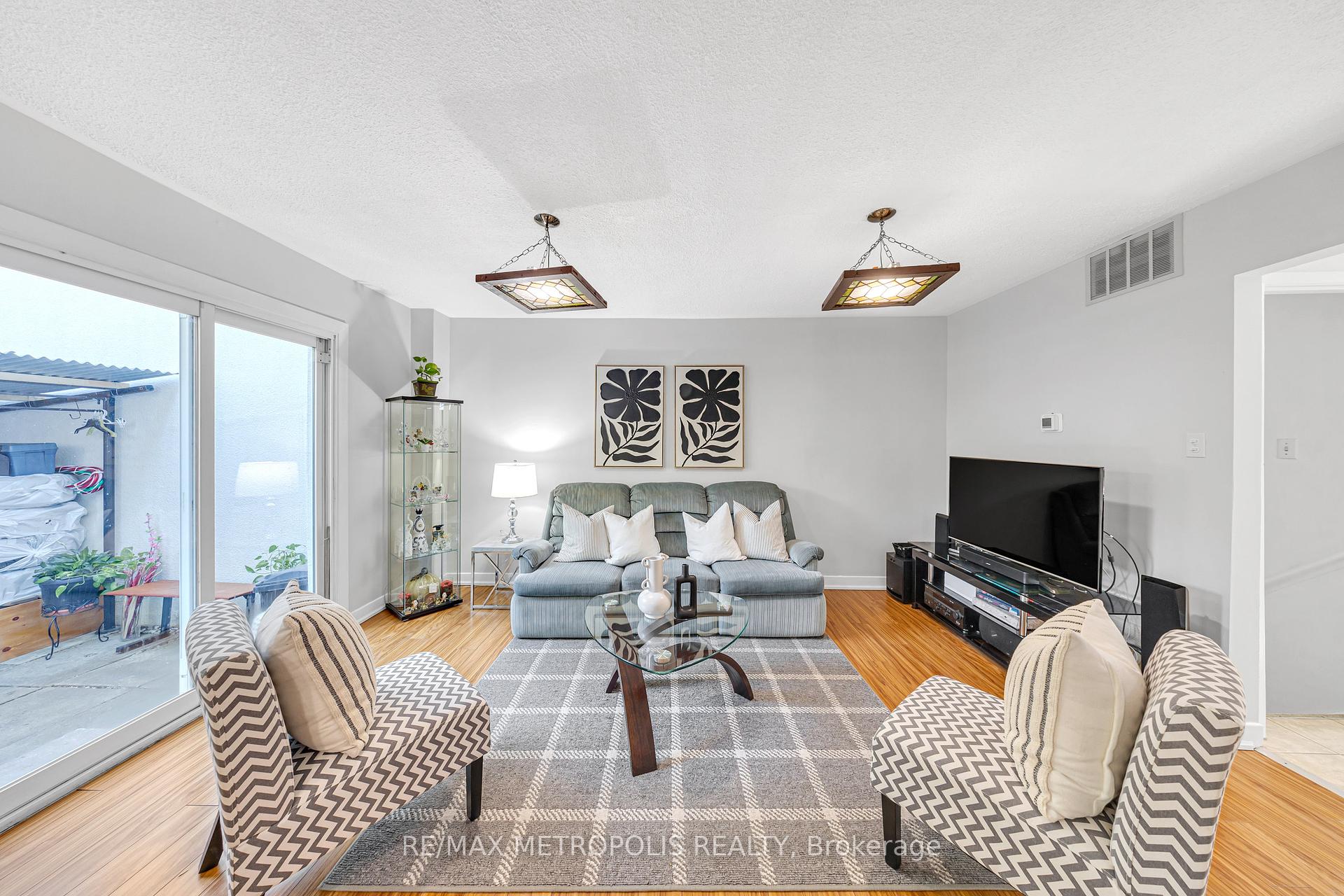 4 Bedrooms Condo at 2550 Birchmount, Toronto For sale