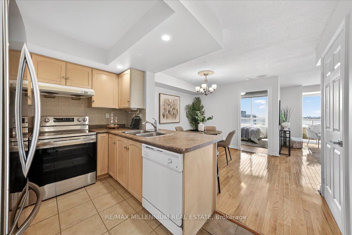 2 Bedrooms Condo at 125 Omni, Toronto For sale