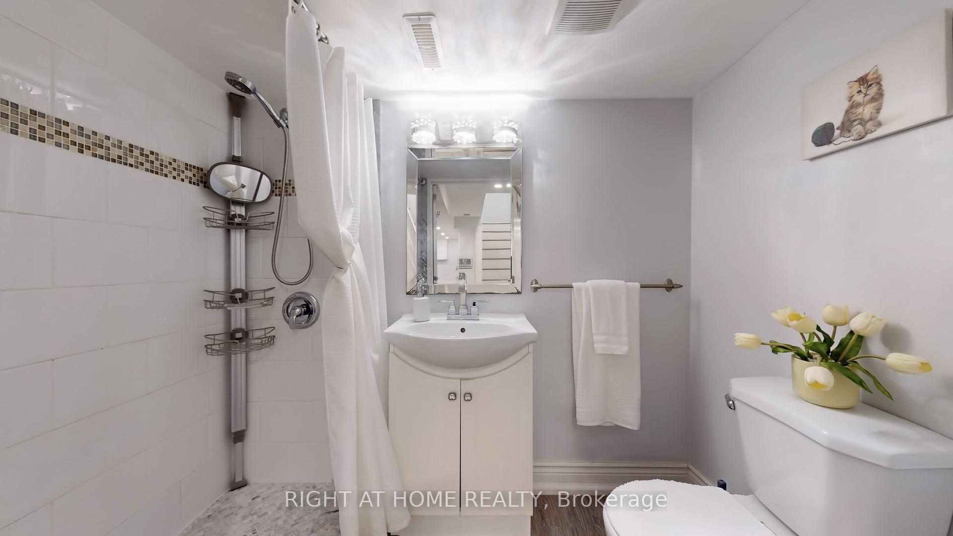 3 Bedrooms Condo at 1951 Rathburn, Mississauga For sale