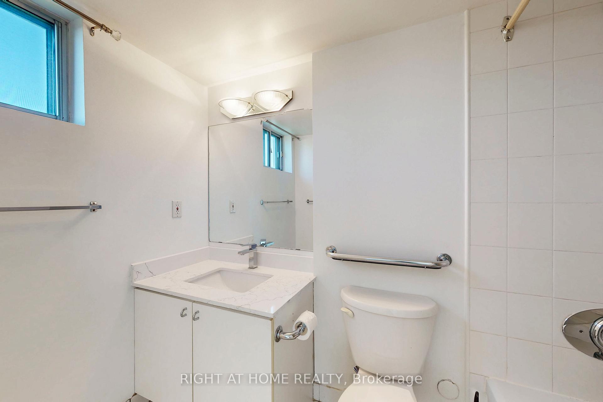 3 Bedrooms Condo at 4 Park Vista, Toronto For sale