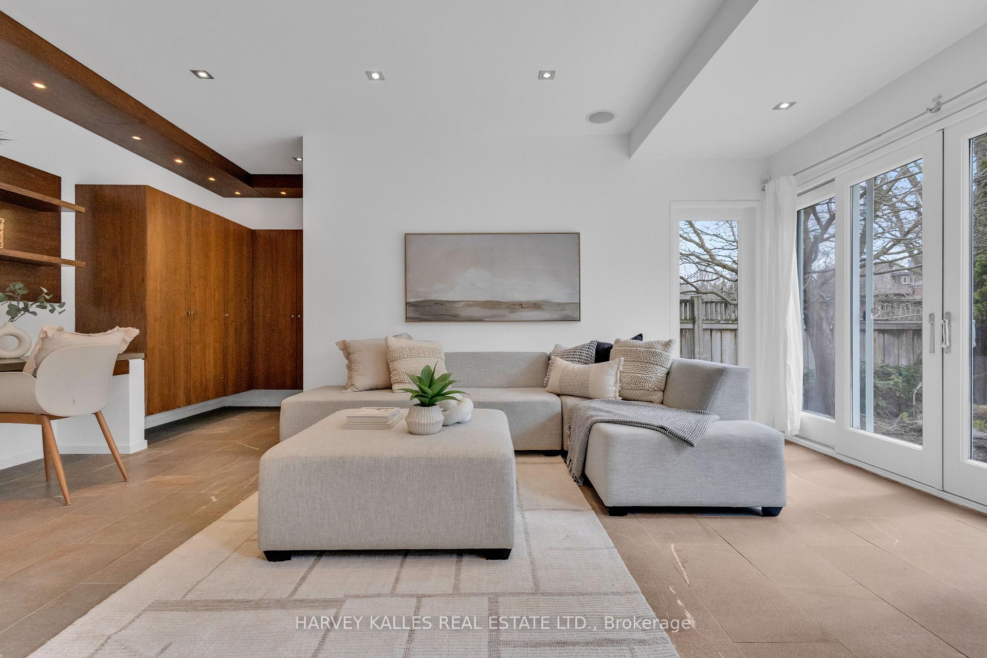 111 Strathallan Boulevard