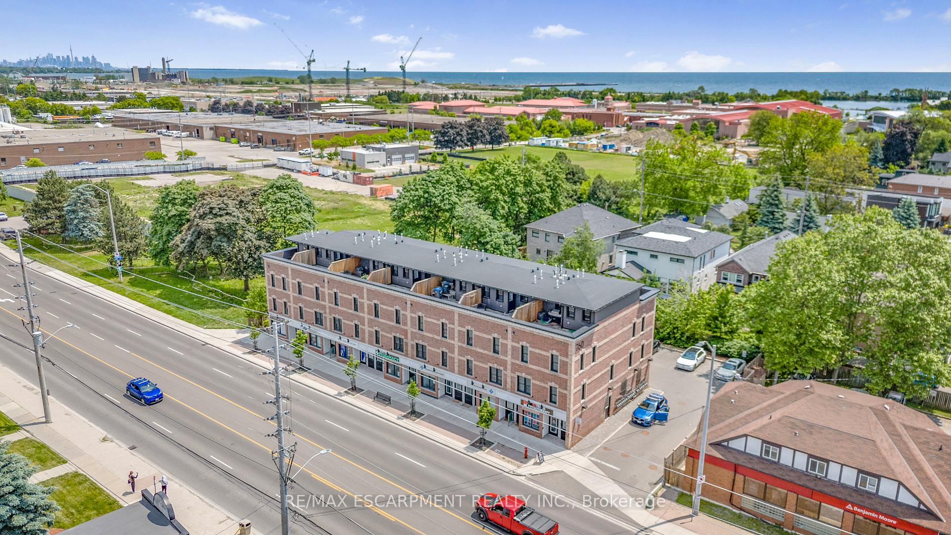 2 Bedrooms Condo at 760 Lakeshore, Mississauga For sale