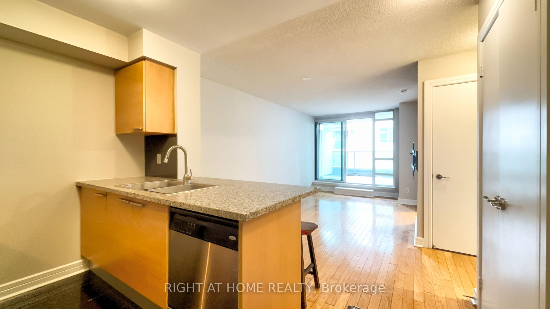 1 Bedroom Condo at 16 Harrison Garden,  Toronto For sale