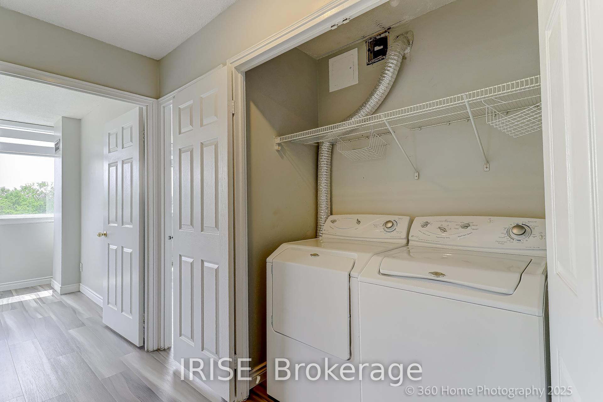 2 Bedrooms Condo at 1001 Cedarglen, Mississauga For sale