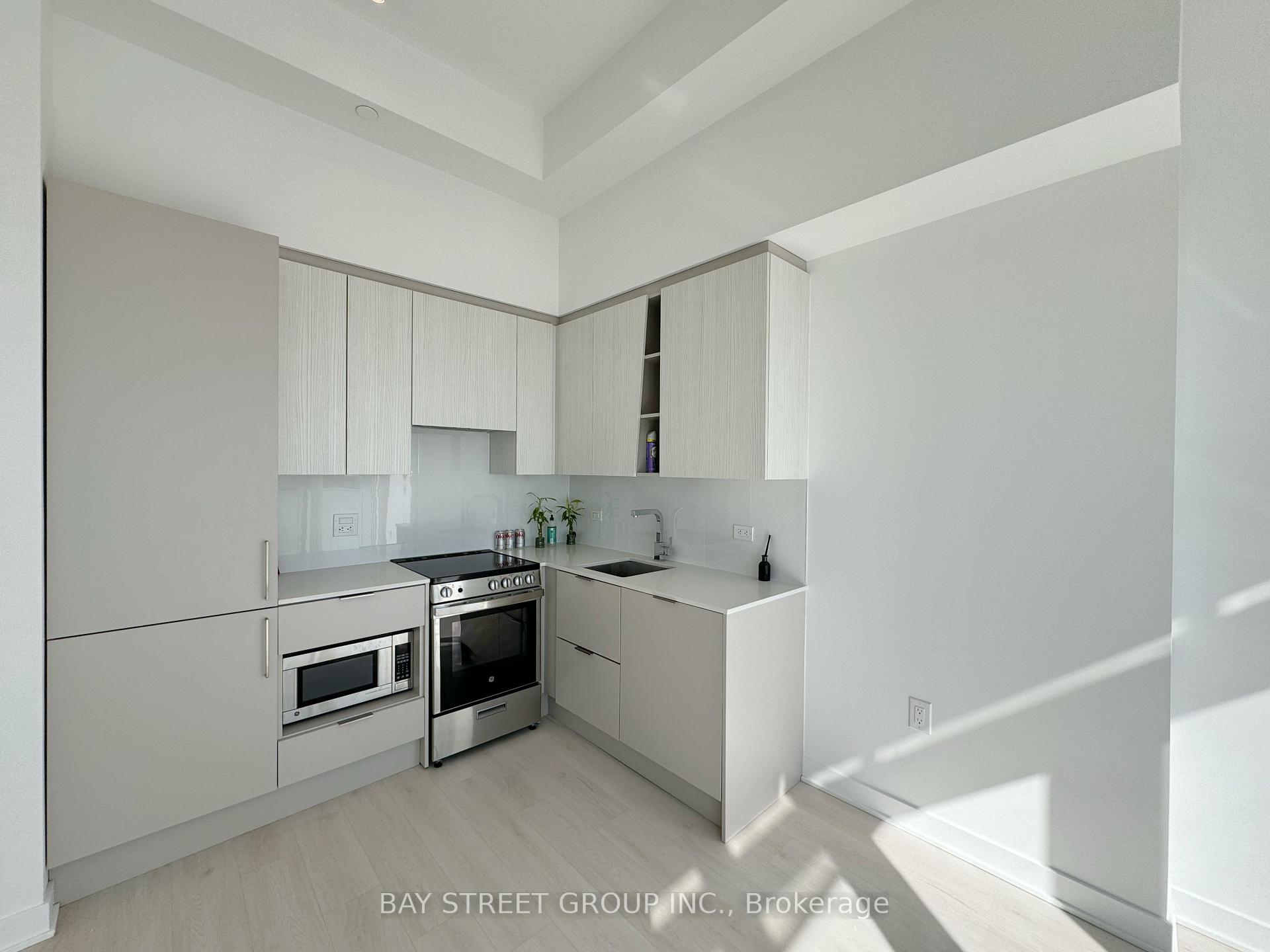2 Bedrooms Condo at 3900 Confederation, Mississauga For sale
