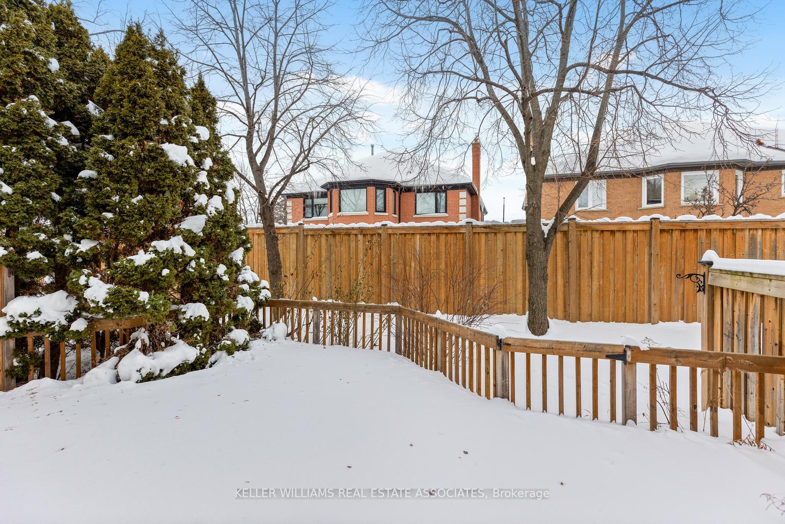 3 Bedrooms Condo at 5480 Glen Erin, Mississauga For sale