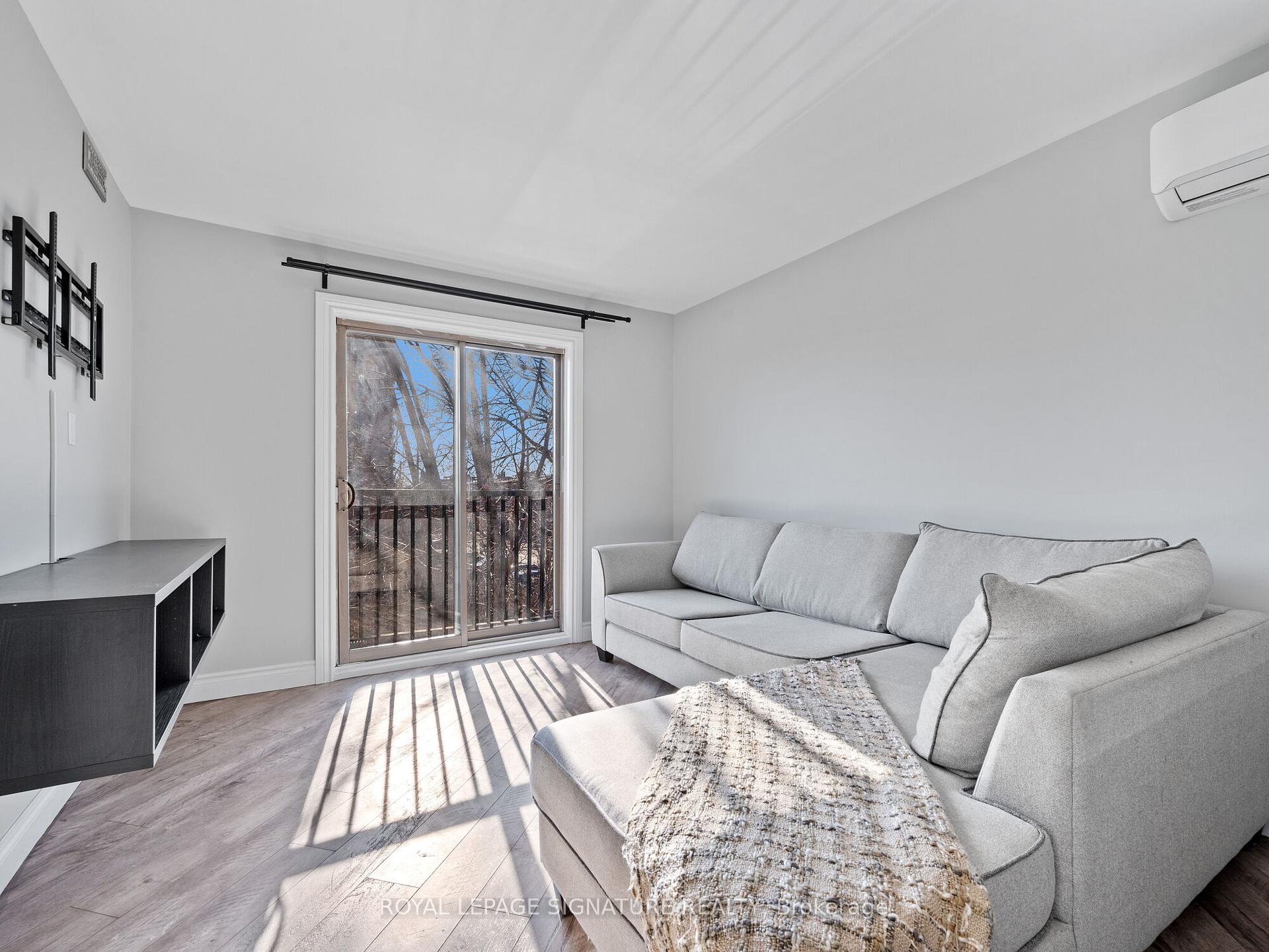 2 Bedrooms Condo at 28 Victoria, Hamilton For sale