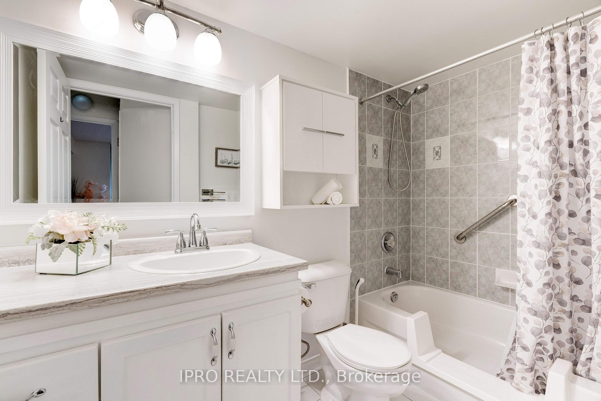 2 Bedrooms Condo at 3499 Upper Middle, Burlington For sale
