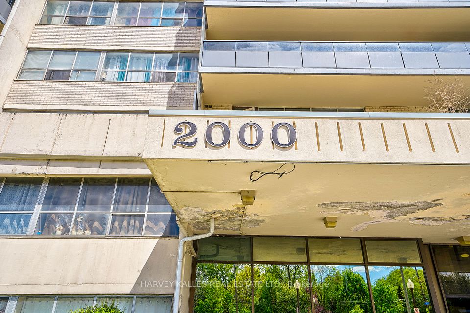 2000 Sheppard Avenue W 411