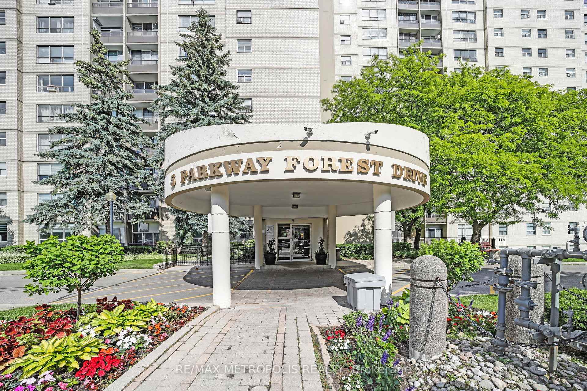 3 Bedrooms Condo at 5 Parkway Forest, Toronto For sale