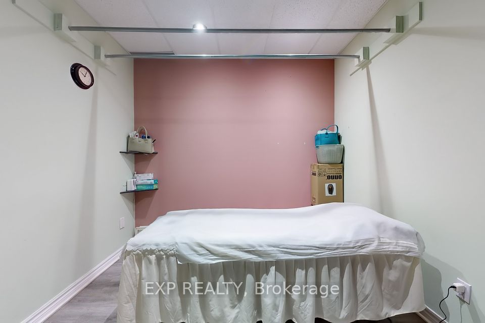 https://trreb-image.ampre.ca/gPeN60ThiB4NzRvb1r_pT9bY6Ehw2PtYFI8Tclf0mBc/rs:fit:960:960/wm:.5:so:0:50:.4/wmsh:10/wmt:PHNwYW4gZm9yZWdyb3VuZD0nd2hpdGUnIGZvbnQ9JzY4Jz5FWFAgUkVBTFRZLCBCcm9rZXJhZ2U8L3NwYW4-/L3RycmViL2xpc3RpbmdzLzQxLzA2LzUxLzk1L3AvMjUzYjRlNGQtZmMzMy00N2RjLTg3NjctYzY4NDg5ZTdlZTA5LmpwZw.jpg