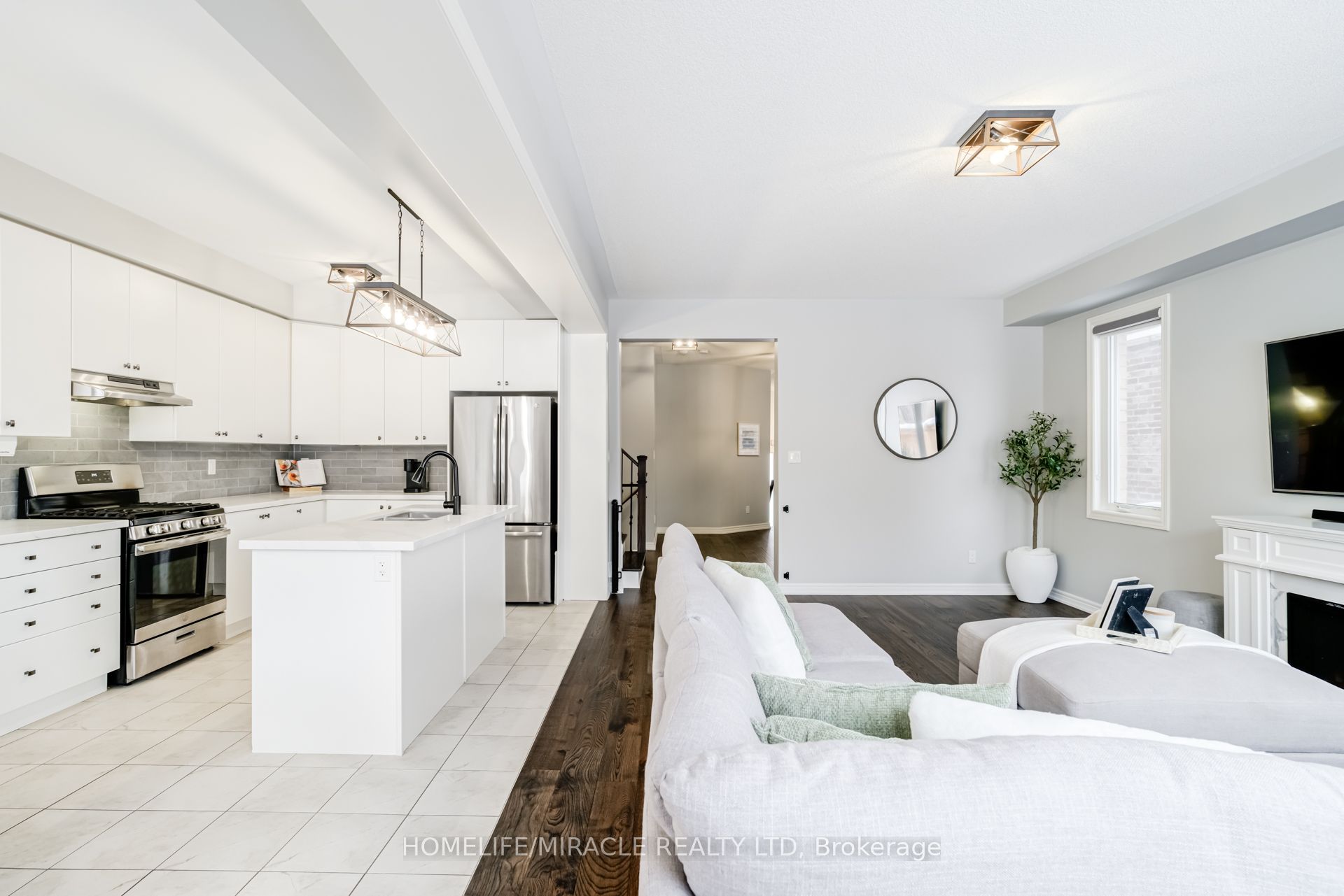 36 Hoard Avenue N