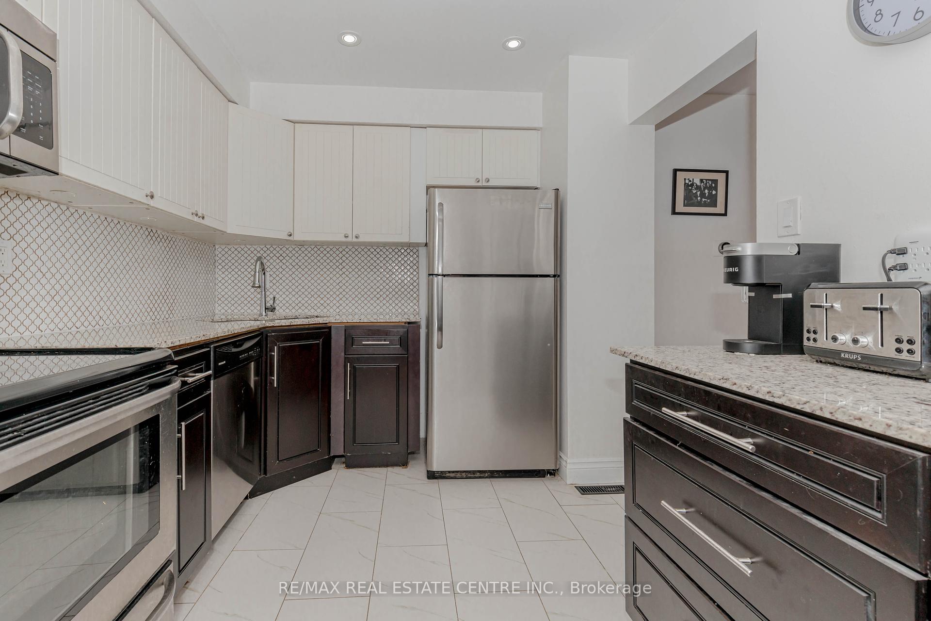 3 Bedrooms Condo at 1526 Lancaster,  Oakville For sale
