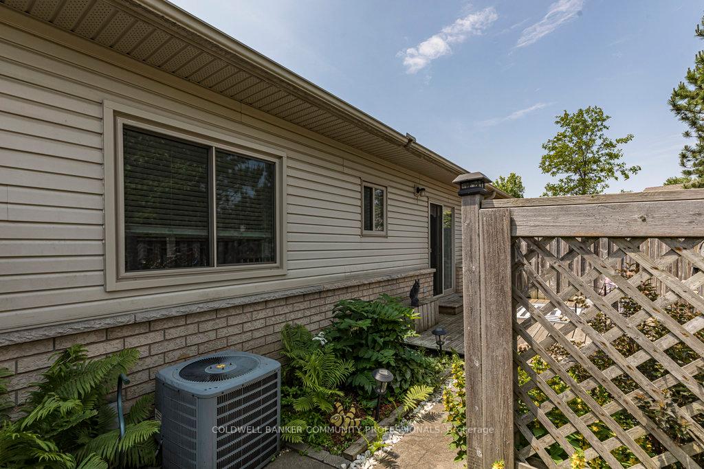 2 Bedrooms Condo at 130 Southbrook, Hamilton For sale