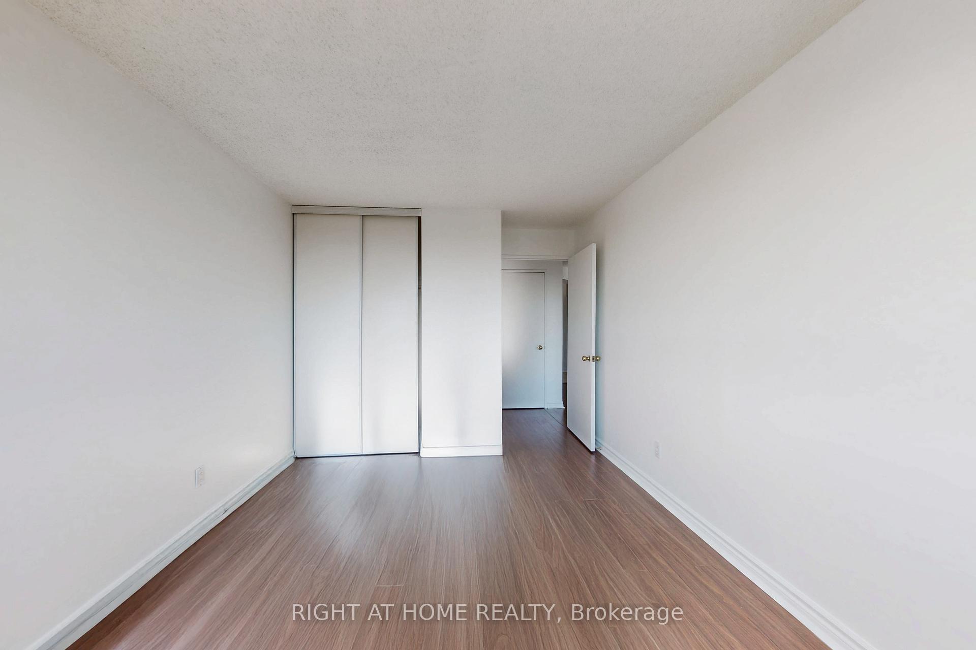 3 Bedrooms Condo at 4 Park Vista, Toronto For sale