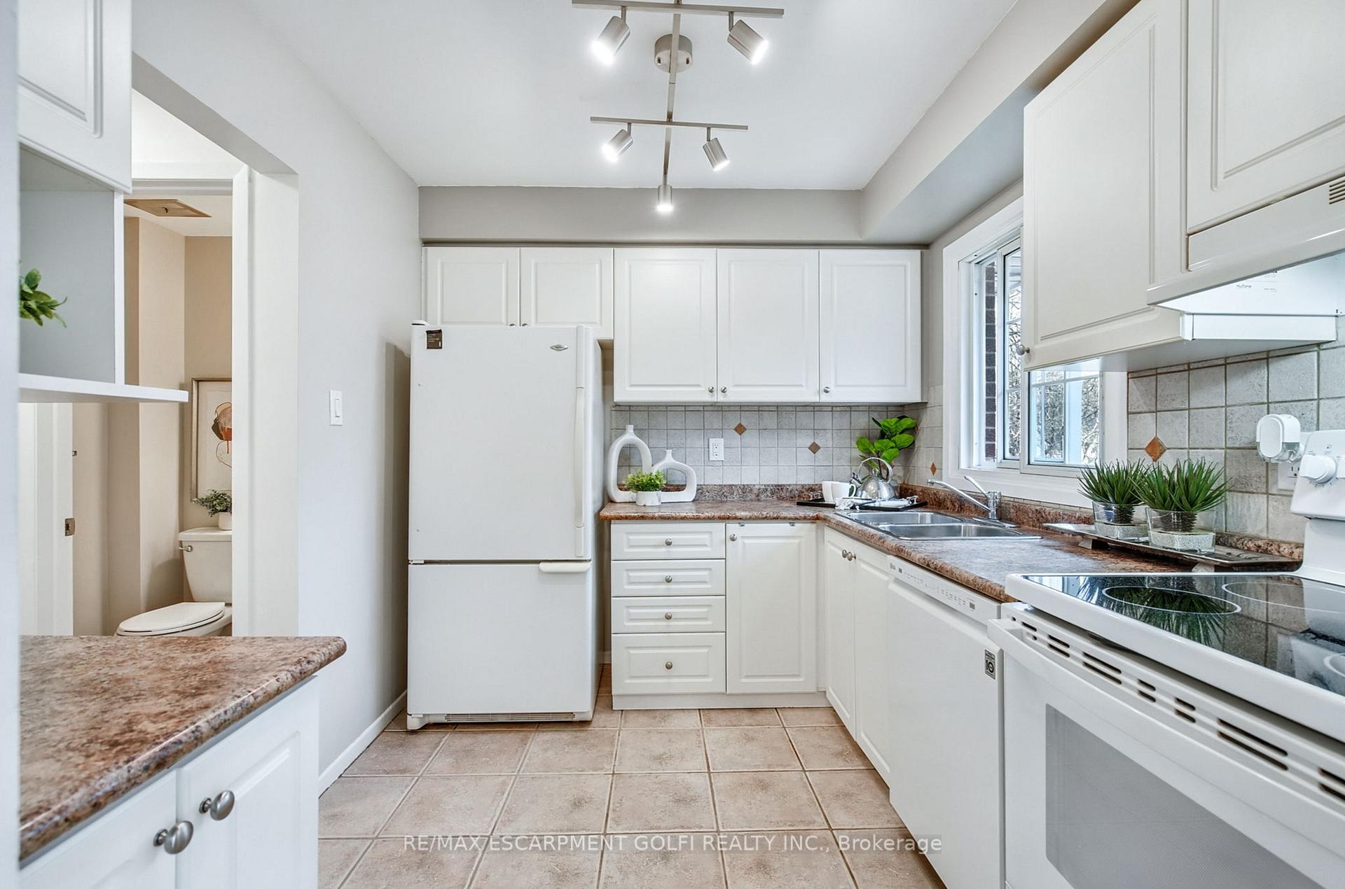 4 Bedrooms Condo at 3041 Glencrest,  Burlington For sale