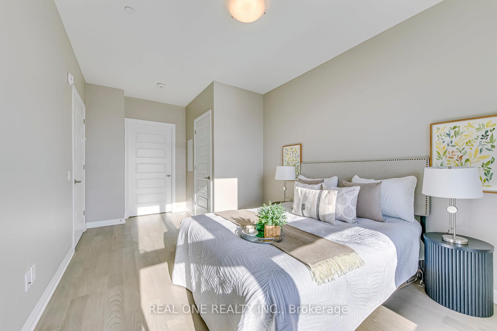 2 Bedrooms Condo at 95 Dundas, Oakville For sale