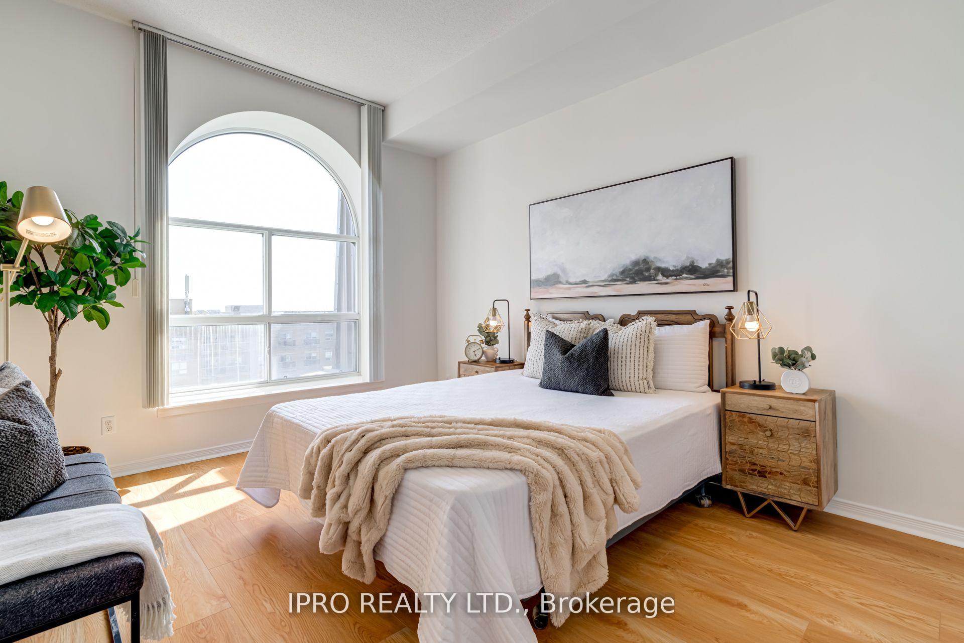 2 Bedrooms Condo at 1 Maison Parc, Vaughan For sale