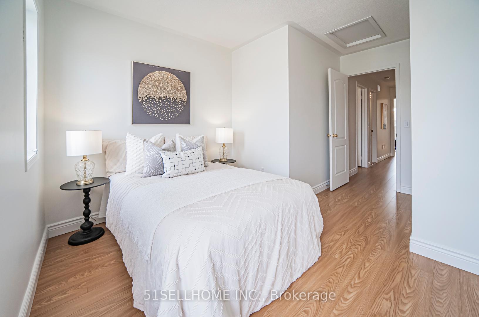 4 Bedrooms Condo at 858 Scollard,  Mississauga For sale