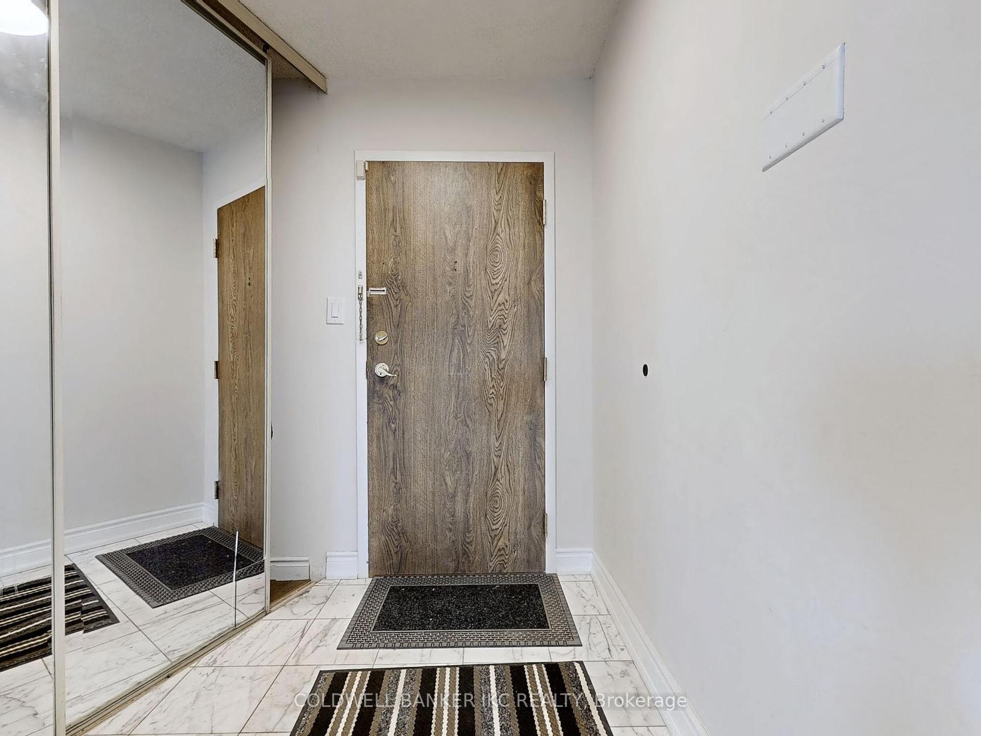 3 Bedrooms Condo at 4235 Sherwoodtowne, Mississauga For sale
